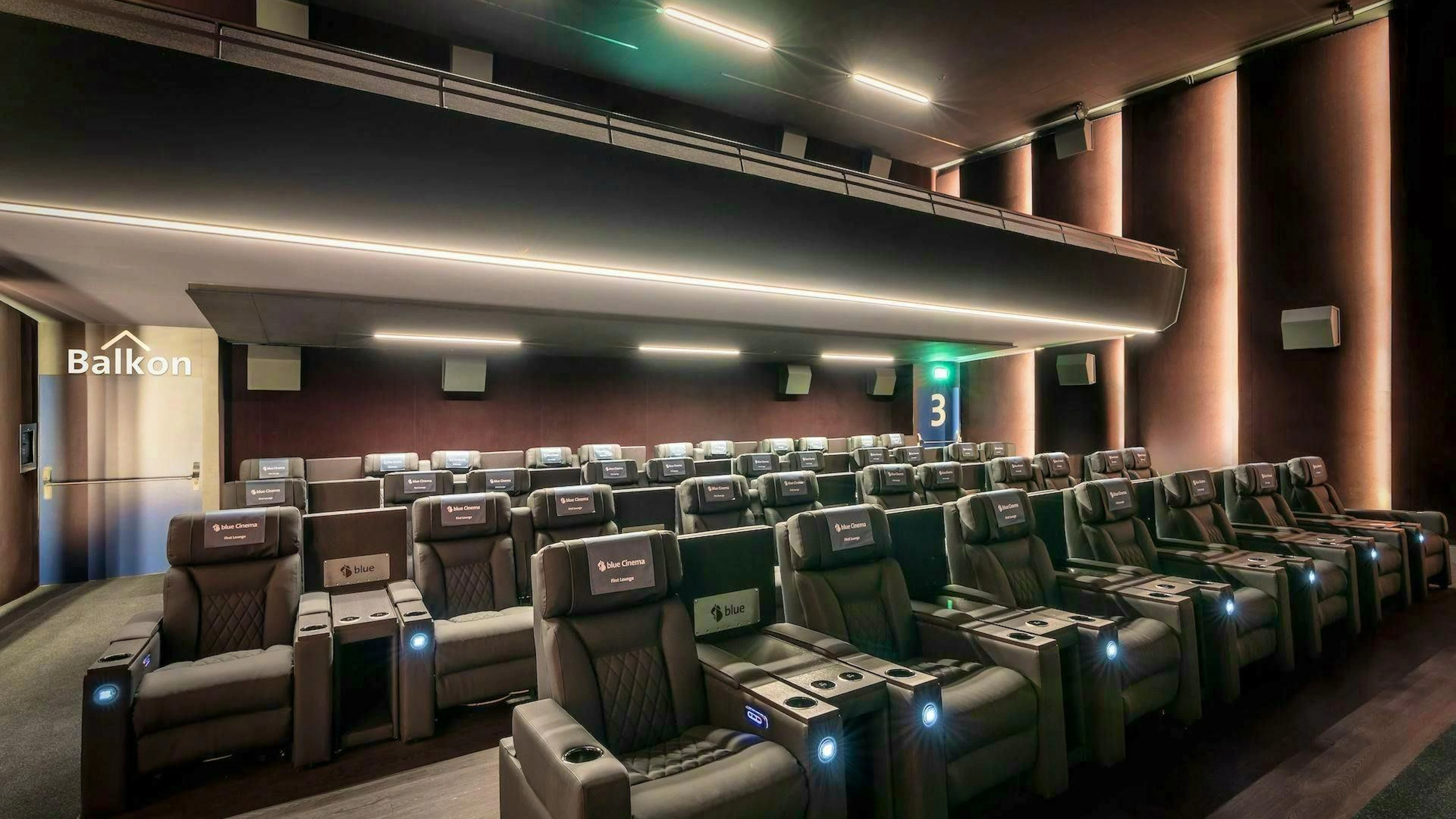 A new First Lounge with reclining chairs and an all-inclusive offer as well as an all-day café bar complete the premium experience at the Zurich cinema.