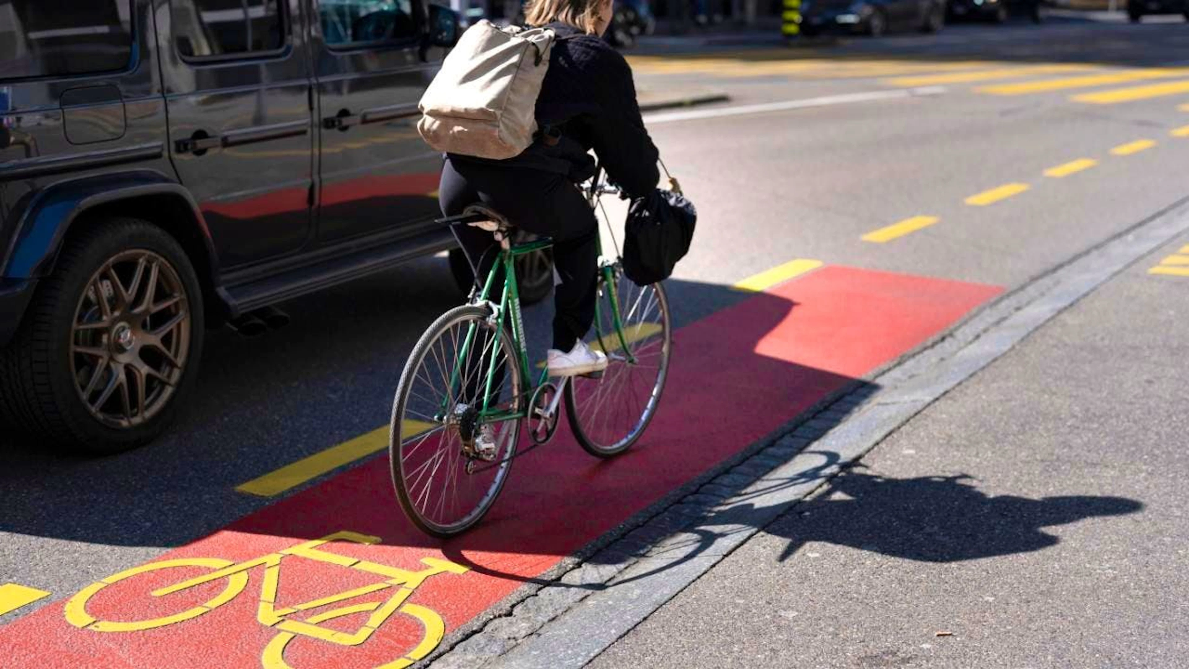 Des élus UDC et PLR souhaitent que les cyclistes paient une vignette pour financer notamment la mise en place des pistes cyclables (archives).