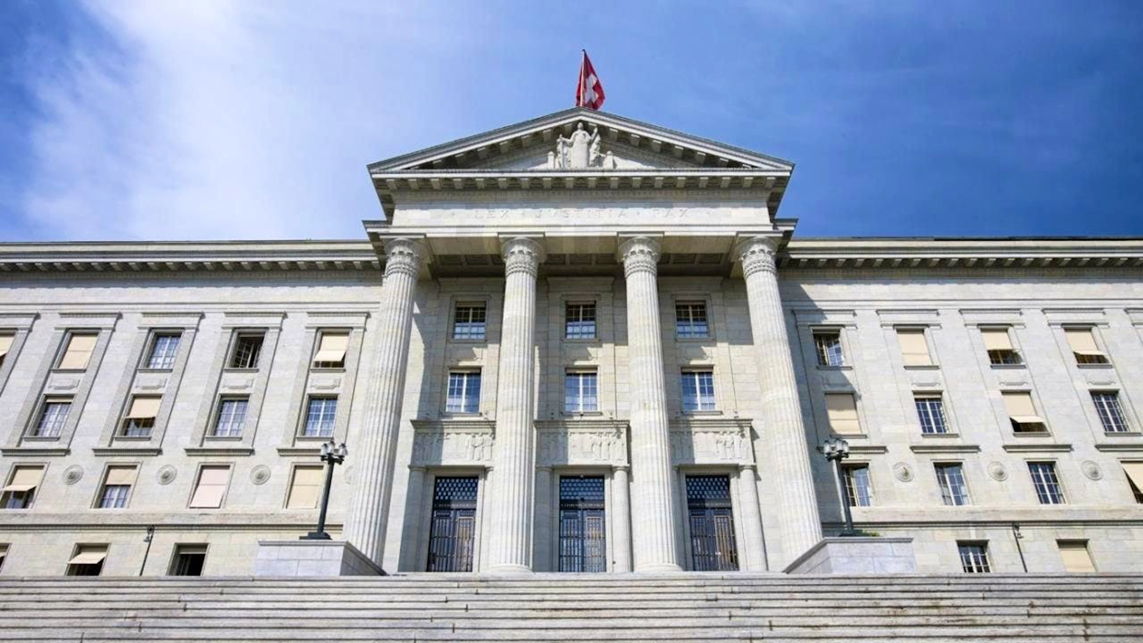 Oggi al Tribunale federale lavorano 40 giudici e circa 375 dipendenti, tra cui 175 cancellieri. Sei corti si trovano a Losanna. (Foto archivio)