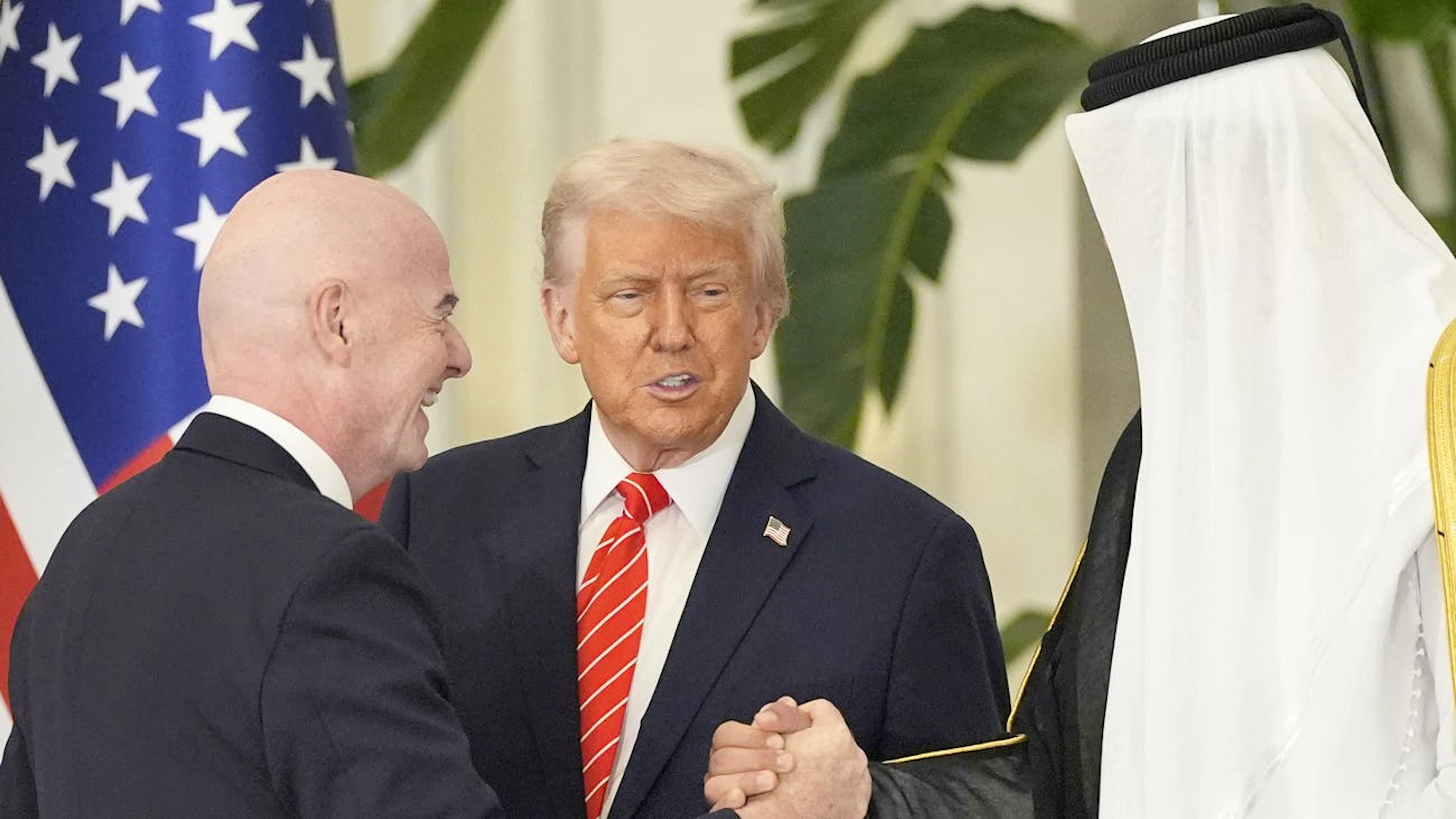 Gianni Infantino (à gauche) a été critiqué pour être arrivé en retard au Congrès de la FIFA.