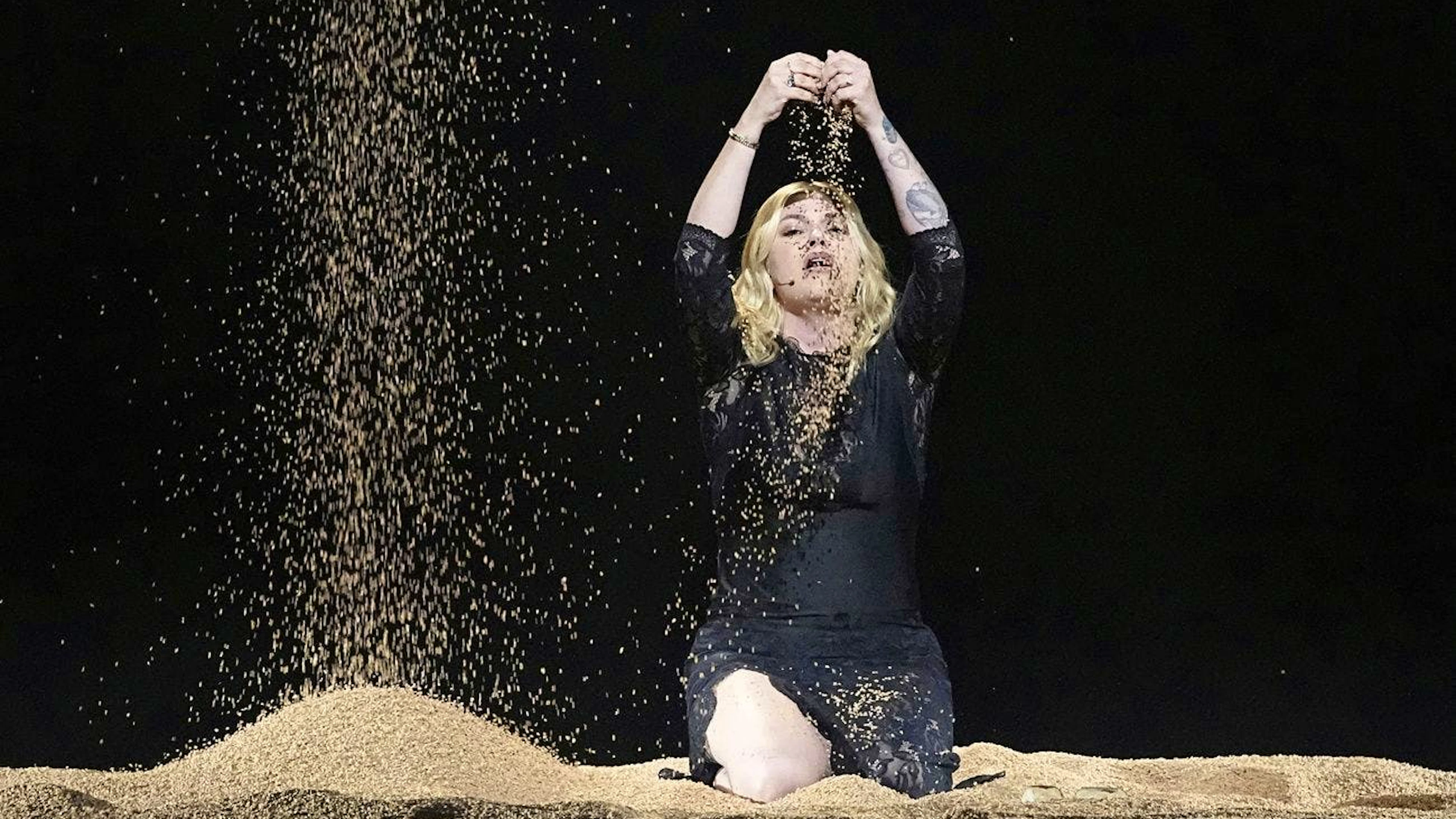 Louane sotto una pioggia di 250 chili di sughero.