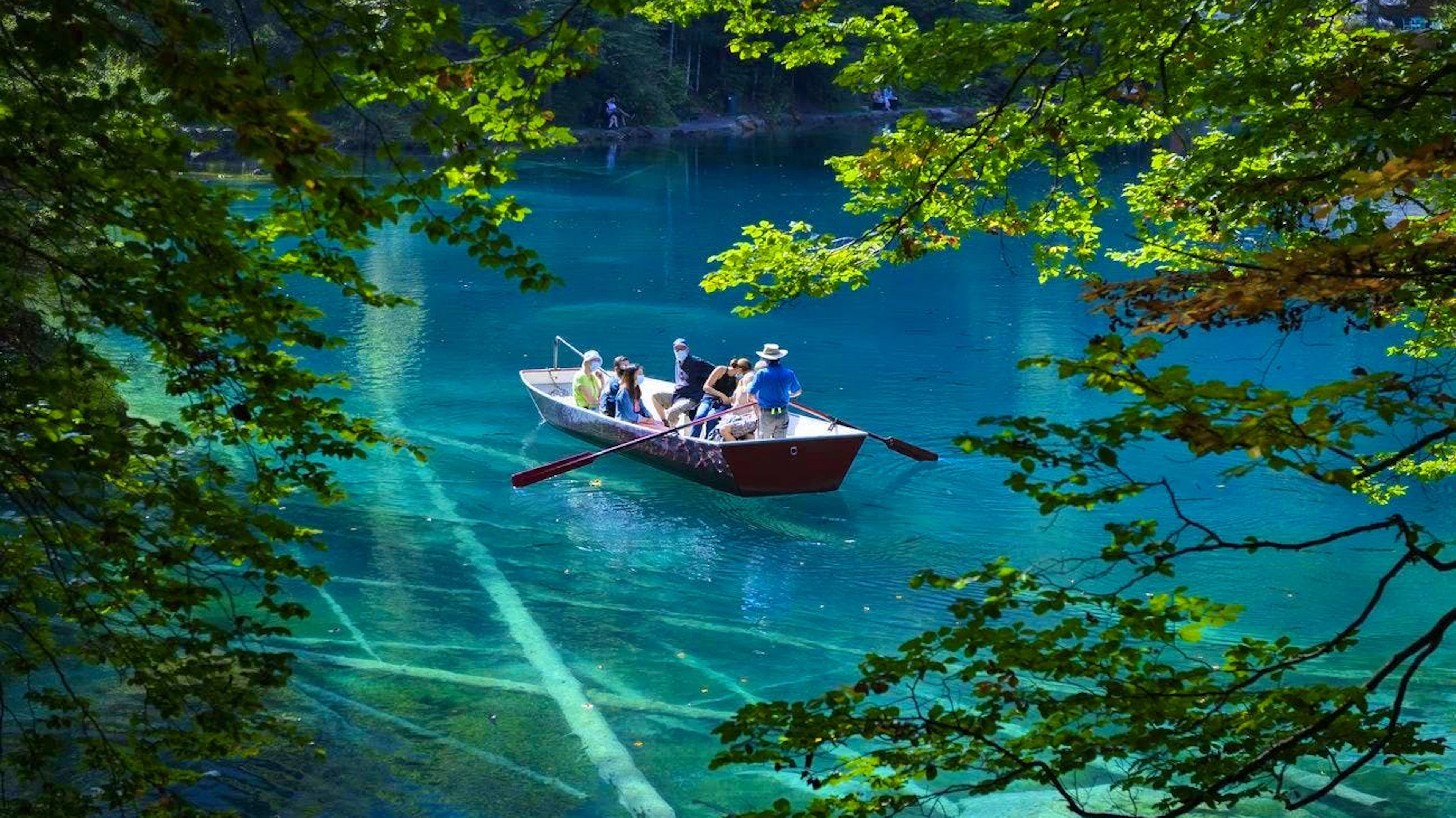 La natura in Svizzera è così bella da sembrare quasi irreale, come ad esempio il lago blu nella foto.