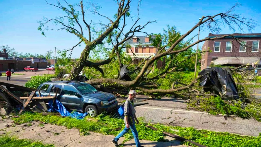At least 21 dead after storms in the USA