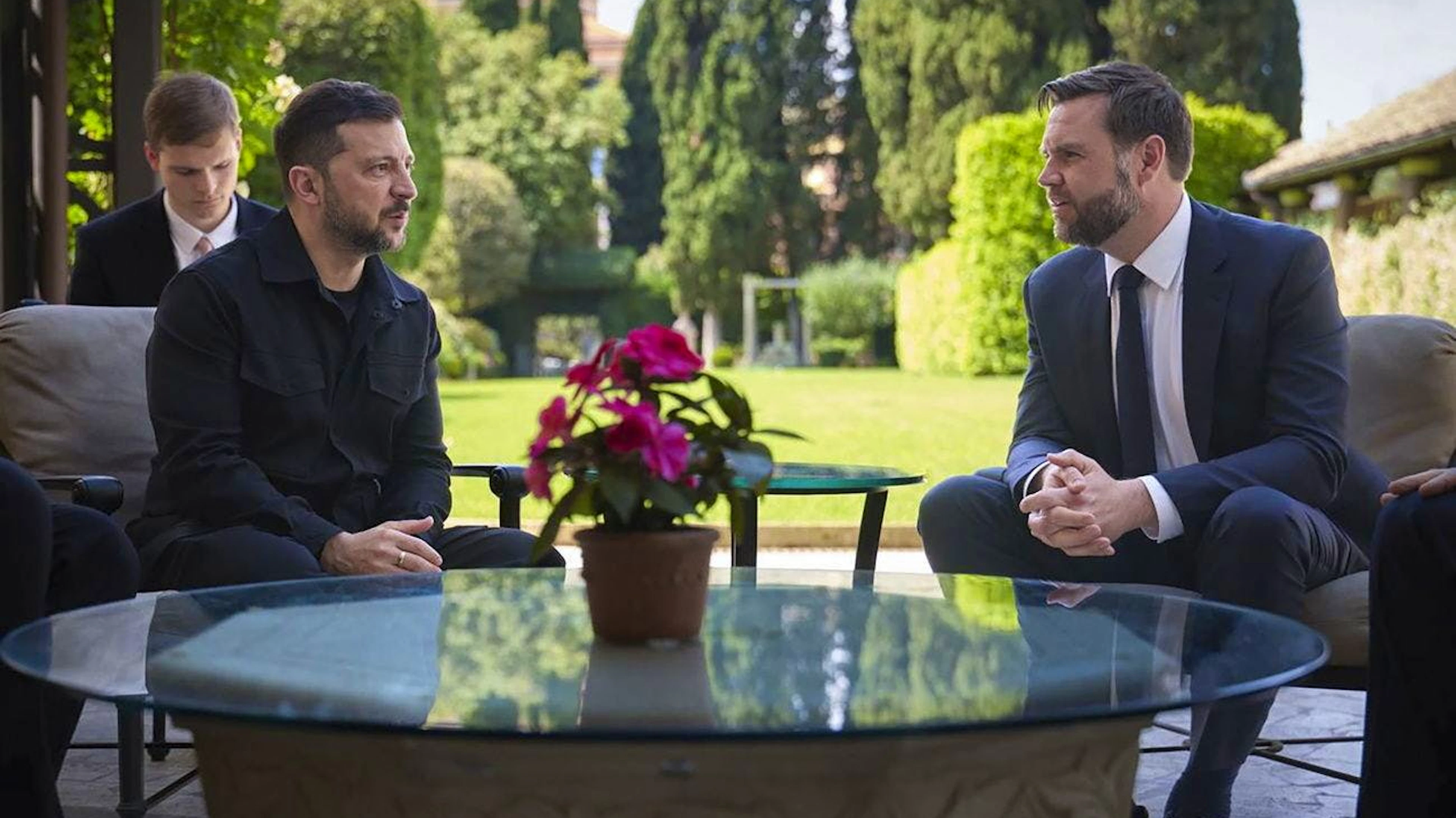 Il presidente ucraino Volodymyr Zelensky con il vicepresidente americano JD Vance nei giardini di Villa Taverna a Roma.