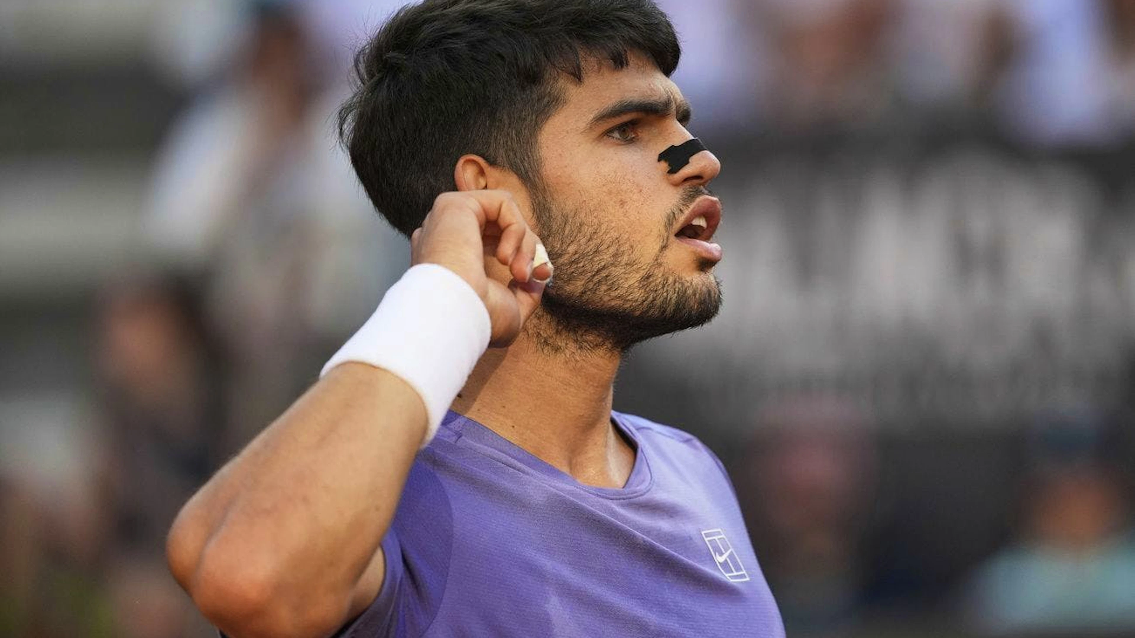 Lo spagnolo Carlos Alcaraz ha privato del successo l'idolo di casa Jannik Sinner (1) con il punteggio di 7-6 (7/5) 6-1.