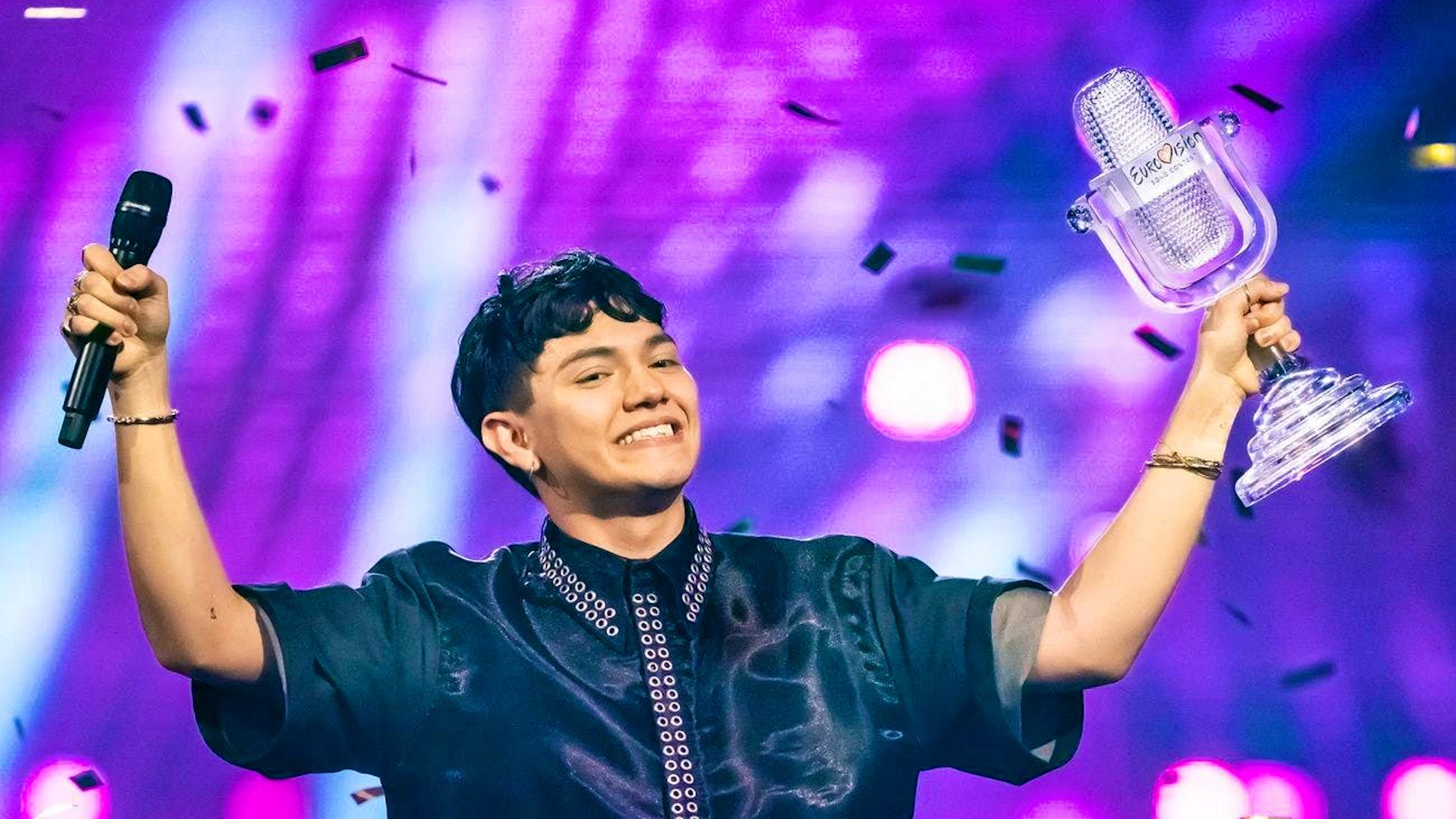 Il cantante austriaco JJ esulta per la sua vittoria all'ESC.