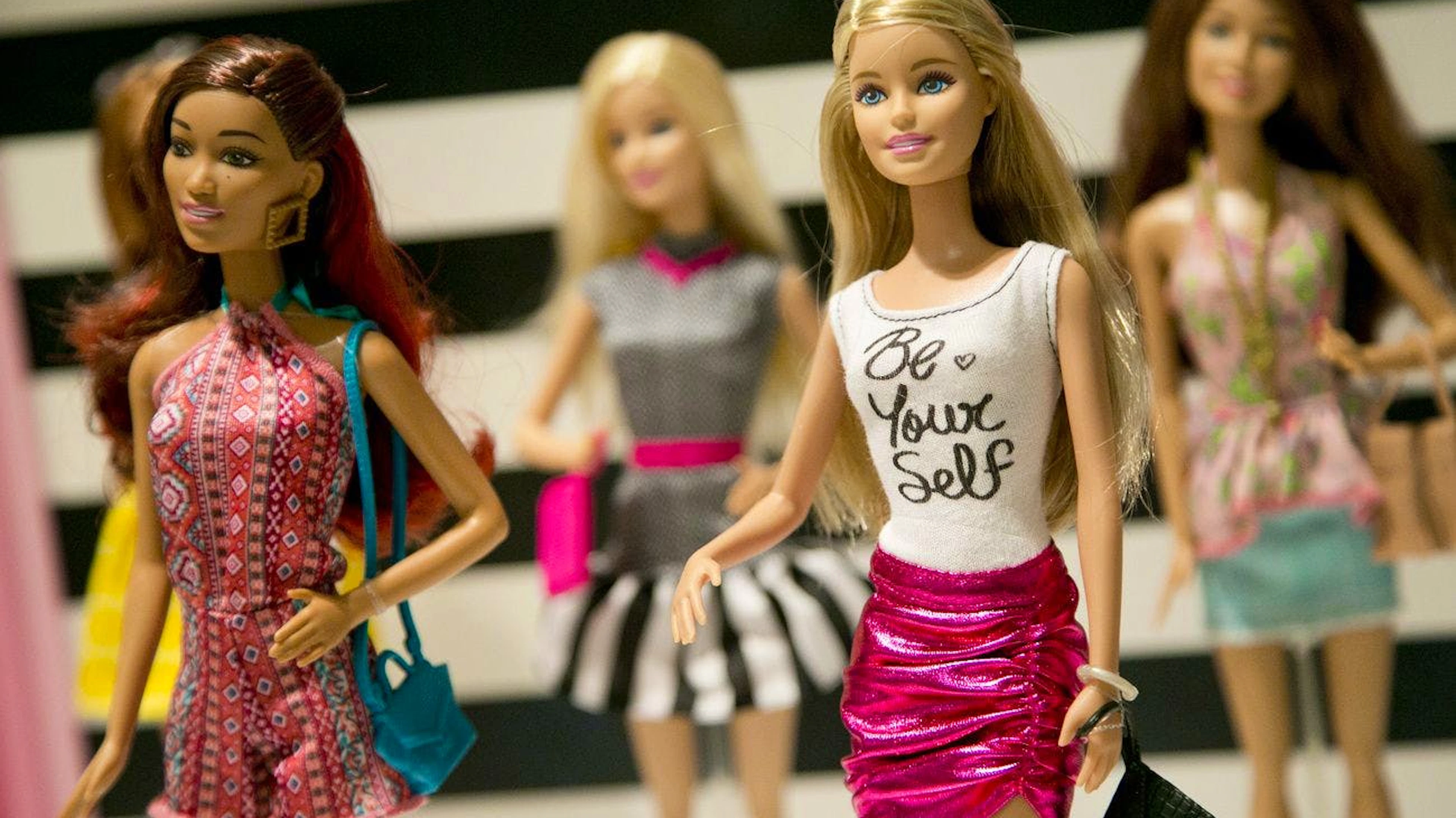 … er sammelt Barbie- und Kenpuppen. Aber nicht irgendwelche, er mag Sonderausgaben. In seinem Besitz befinden sich solche von Beyoncé, Lindsay Lohan und Marilyn Monroe.&nbsp;