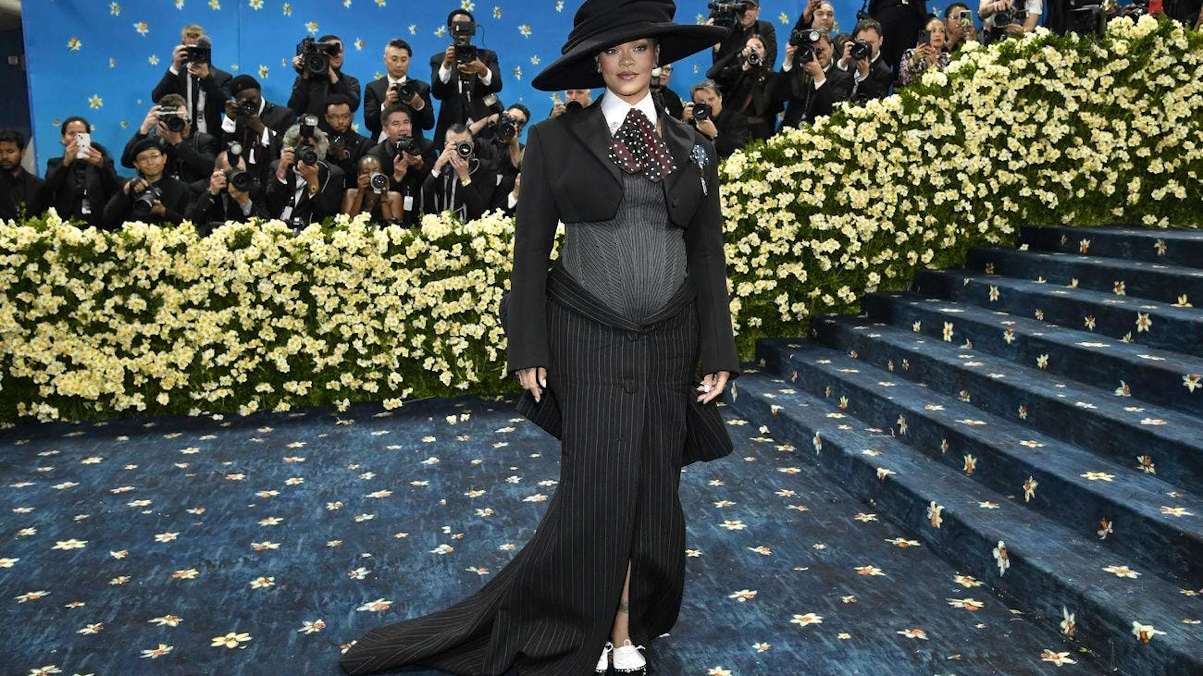 C’est avec fracas qu’elle avait annoncé sa grossesse, dans une tenue extravagante lors du Met Gala, cet événement mode qui est sans doute le plus passionnant de l’année. Pour ce thème axé sur la mode masculine et l'histoire du dandysme noir, elle arborait une création signée Marc Jacobs: une jupe de tailleur à rayures noires et une veste en laine cropped, sous laquelle un bustier en maille soulignait parfaitement son baby bump.