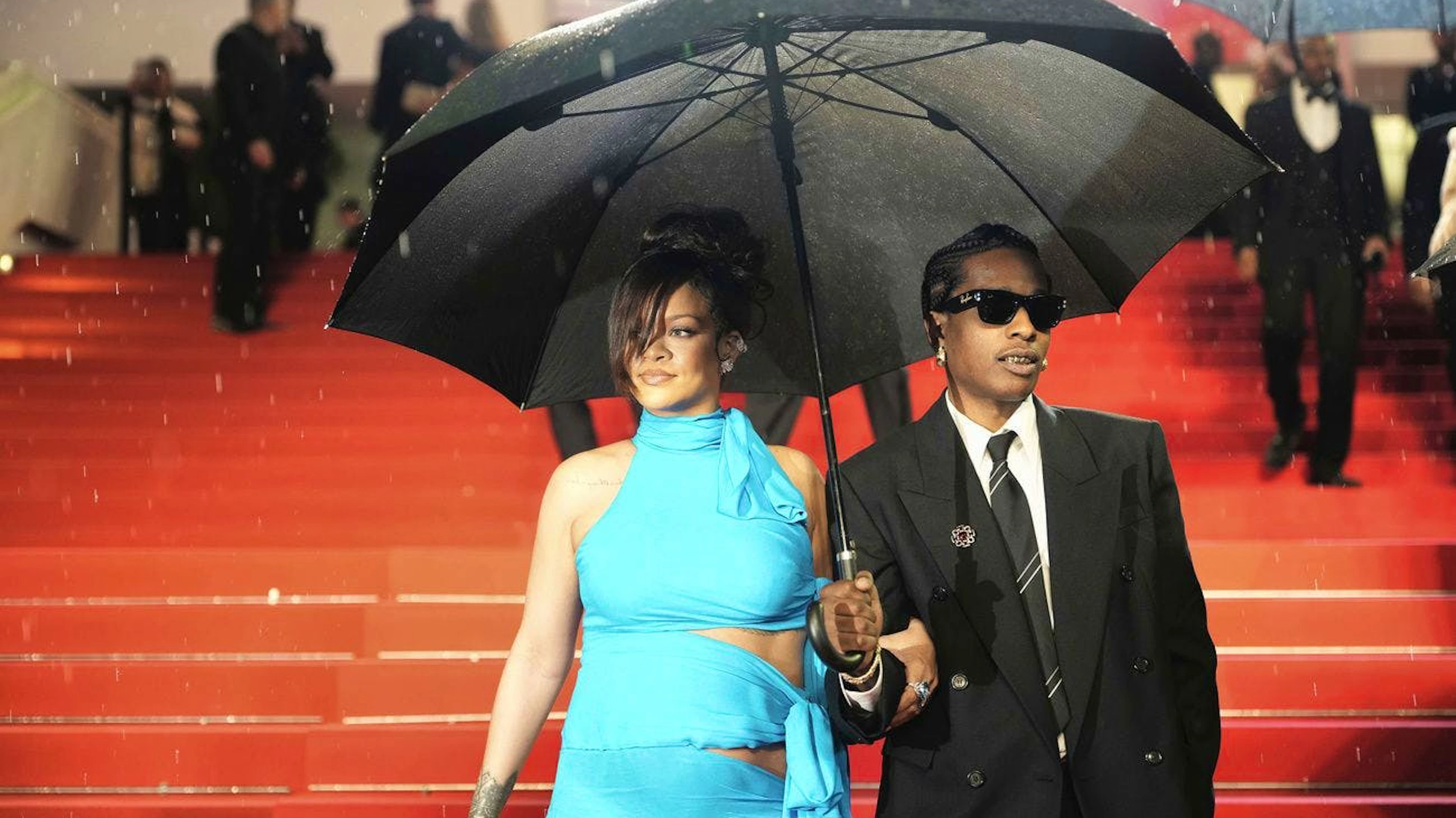 Ce 19 mai à Cannes, Rihanna a opté pour une tenue féminine d’un bleu lumineux, dans un esprit Y2K glam.&nbsp;