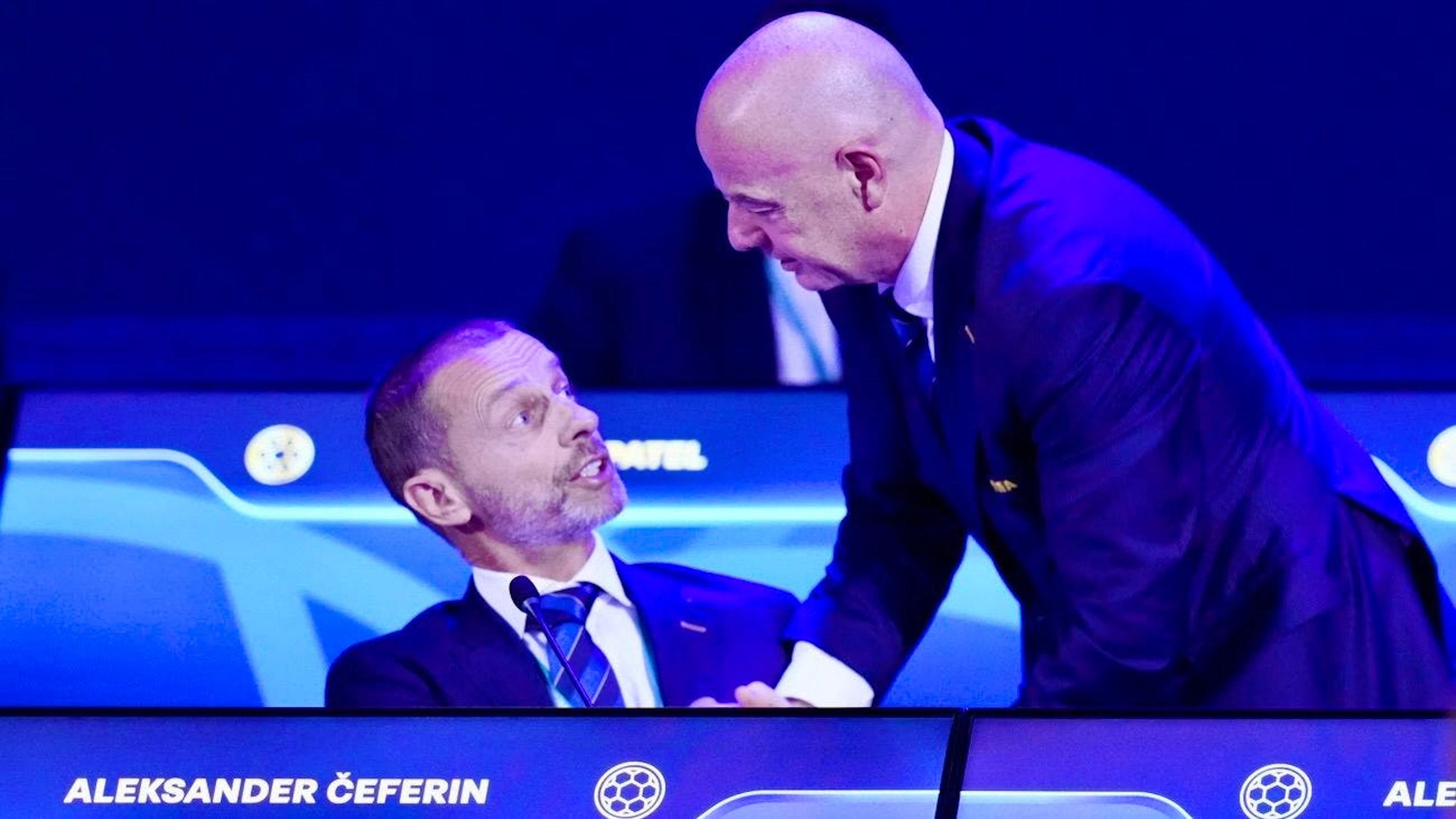 Le retard de Gianni Infantino (à droite) au congrès de la FIFA avait suscité l’agacement d’Aleksander Ceferin, président de l’UEFA.