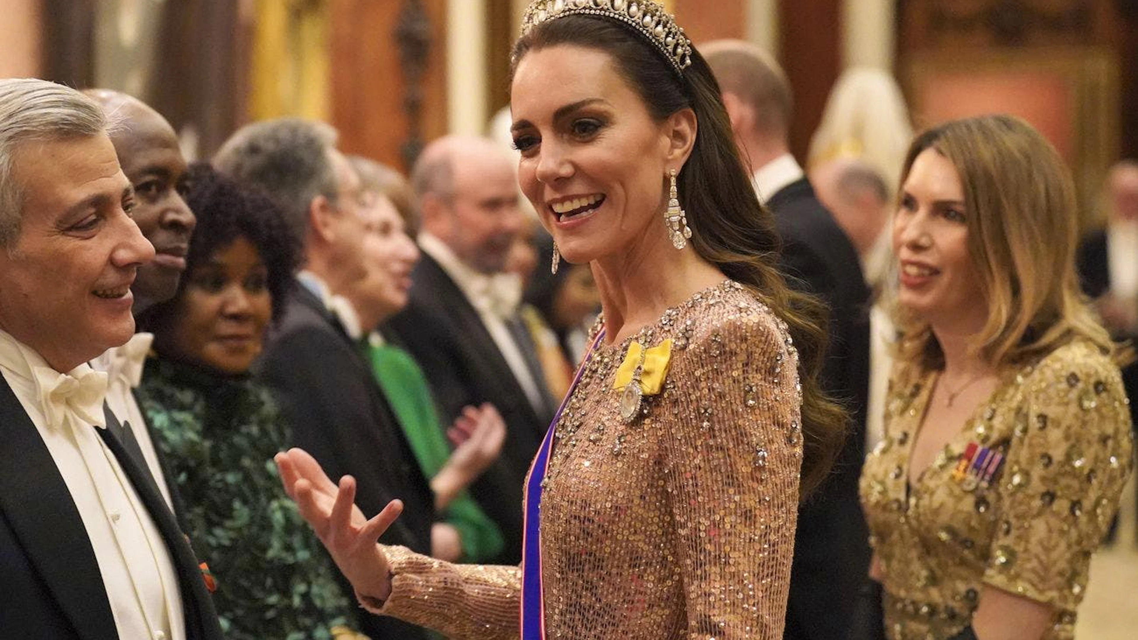 Kate lors d'une réception pour les membres du corps diplomatique au palais de Buckingham à Londres, le 5 décembre 2023. La princesse de Galles arborait une robe signée Jenny Packham.