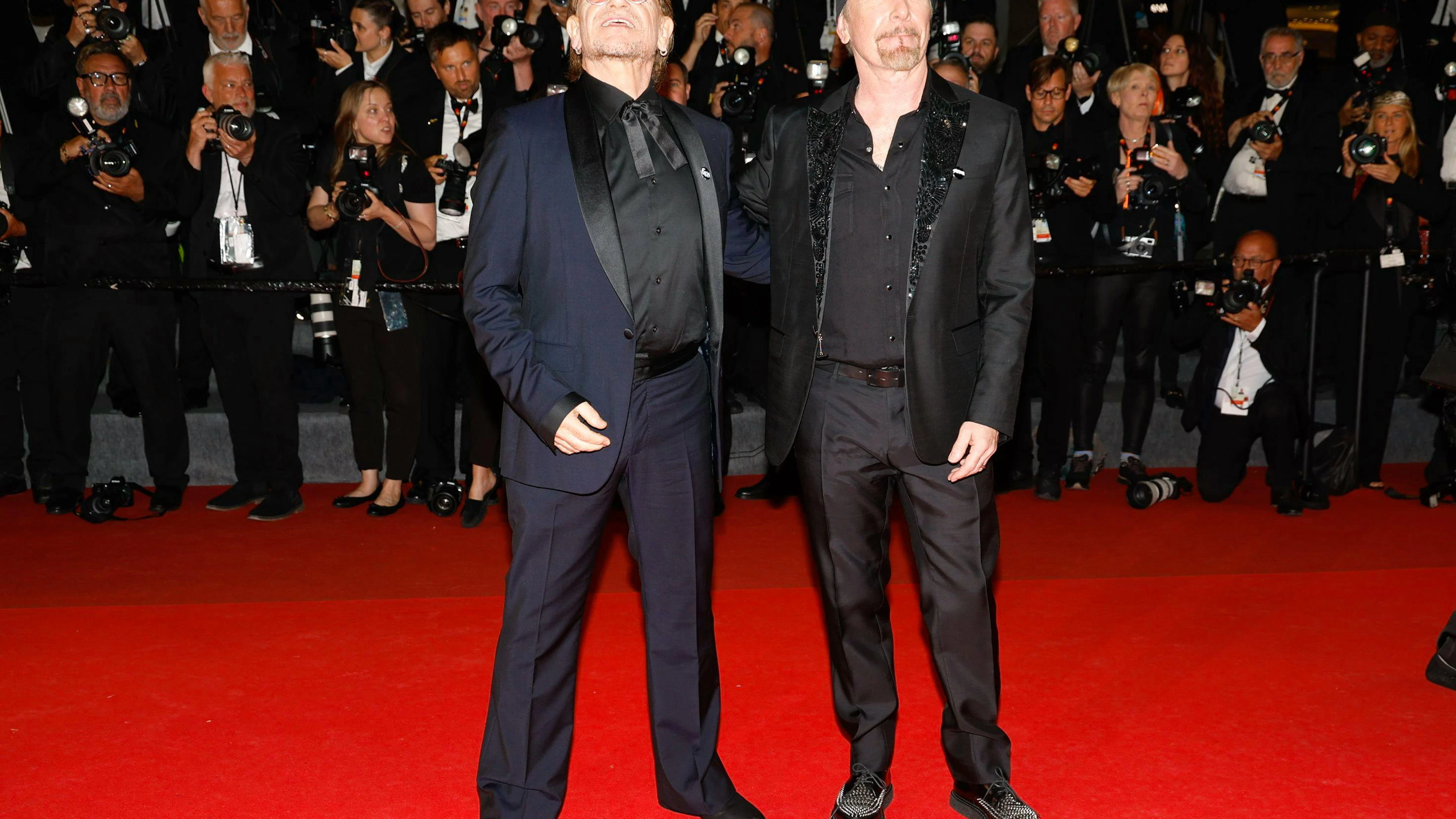 Bono (links) und The Edge setzen auf schwarz, doch The Edge scheint wohl etwas kalt um die Ohren zu haben. Das Haupt nicht so schick, dafür untenrum etwas Bling-Bling.