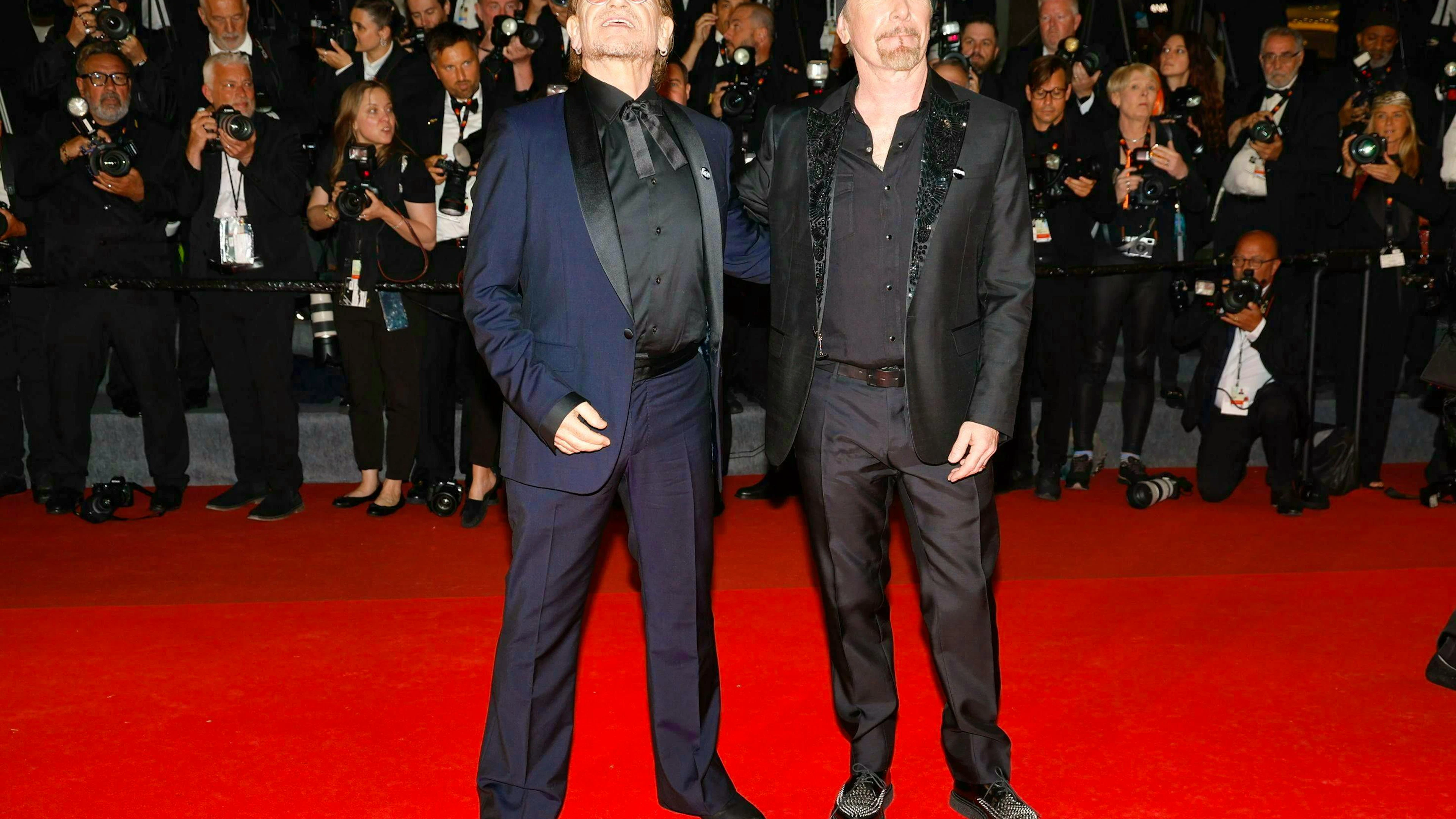 Bono (left) and The Edge go for black, but The Edge seems to have something cold around his ears. The head is not so chic, but a bit of bling-bling underneath.