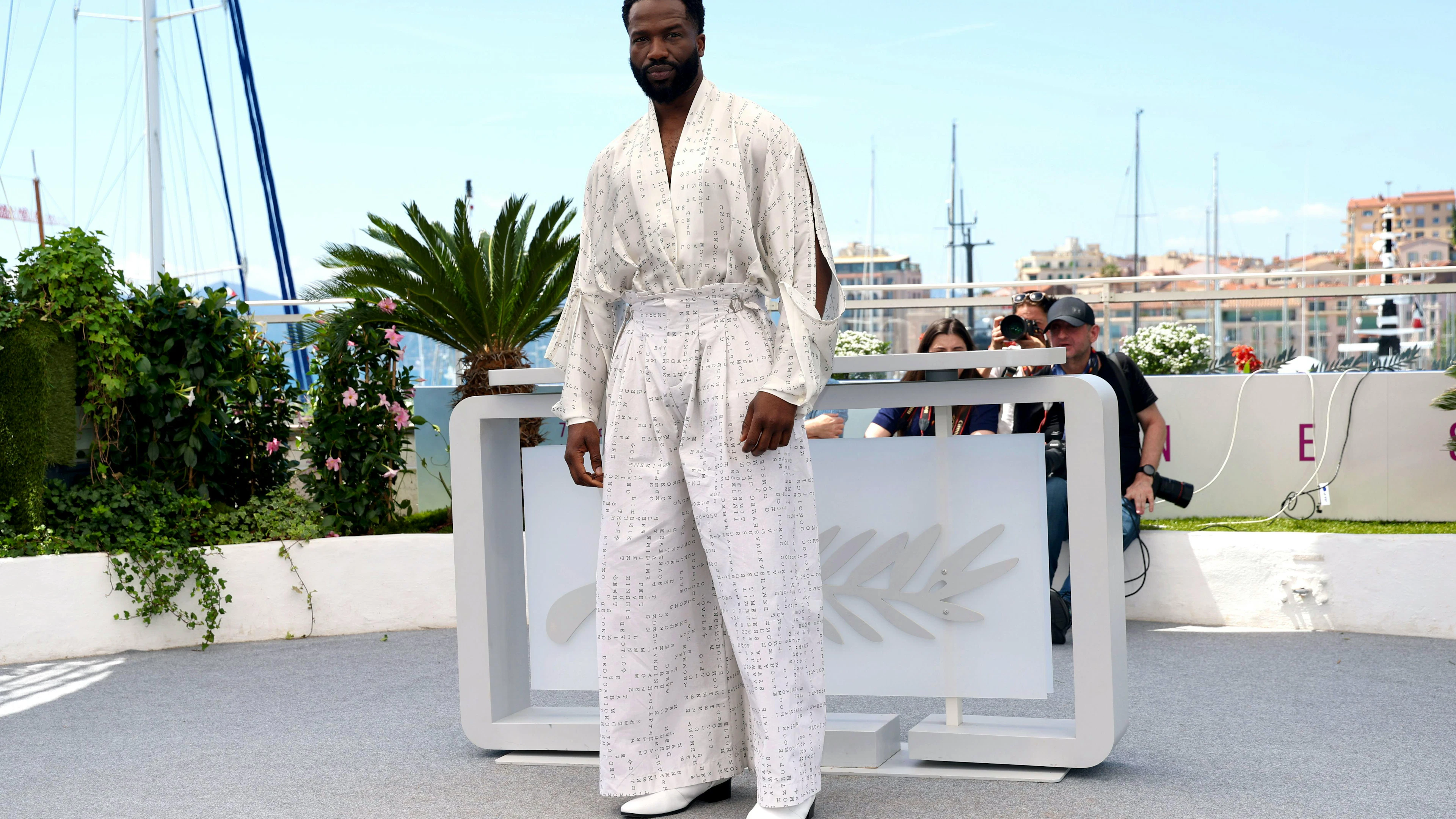 Sope Dirisu taucht in einer Art Designer-Kimono und Cowboystiefeln auf – erkennt jemand, was da steht?