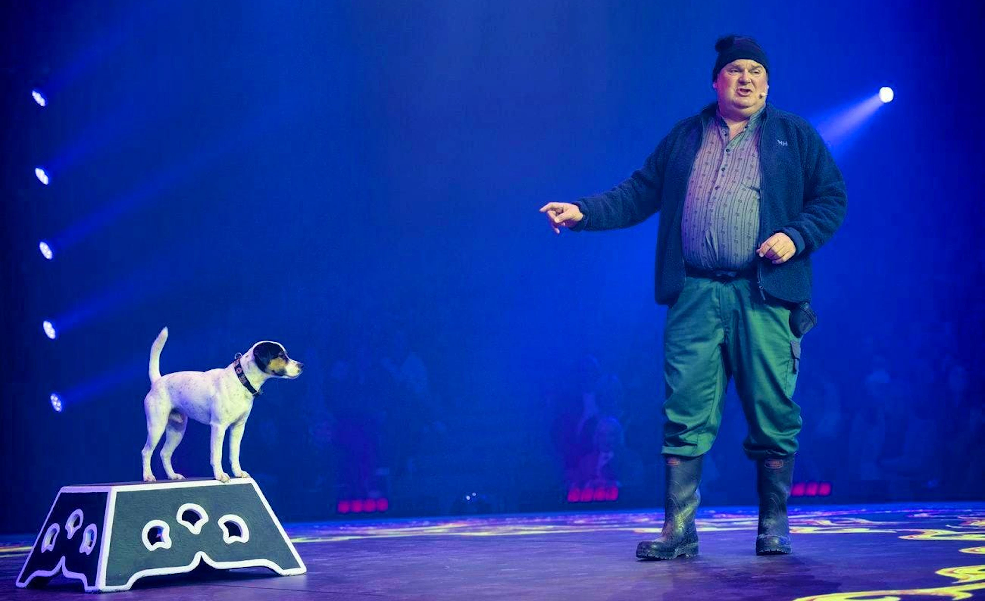 L'attore e comico Mike Müller torna in tournée con il Circo Knie quest'estate, questa volta con il cane Pesche.