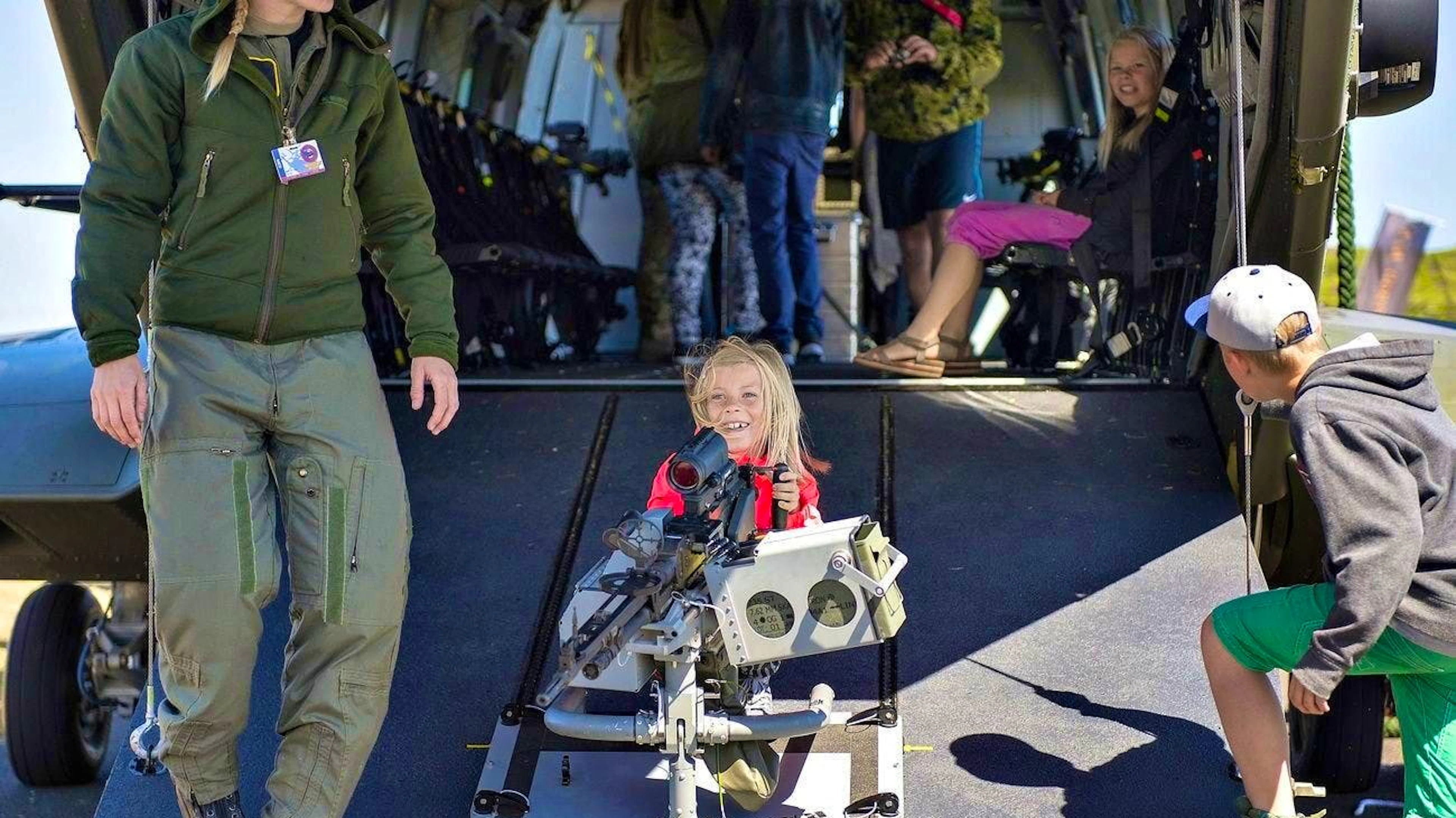 Una ragazza durante un'esibizione aerea alla base aerea di Karup con un EH101 Merlin. (foto d'archivio)