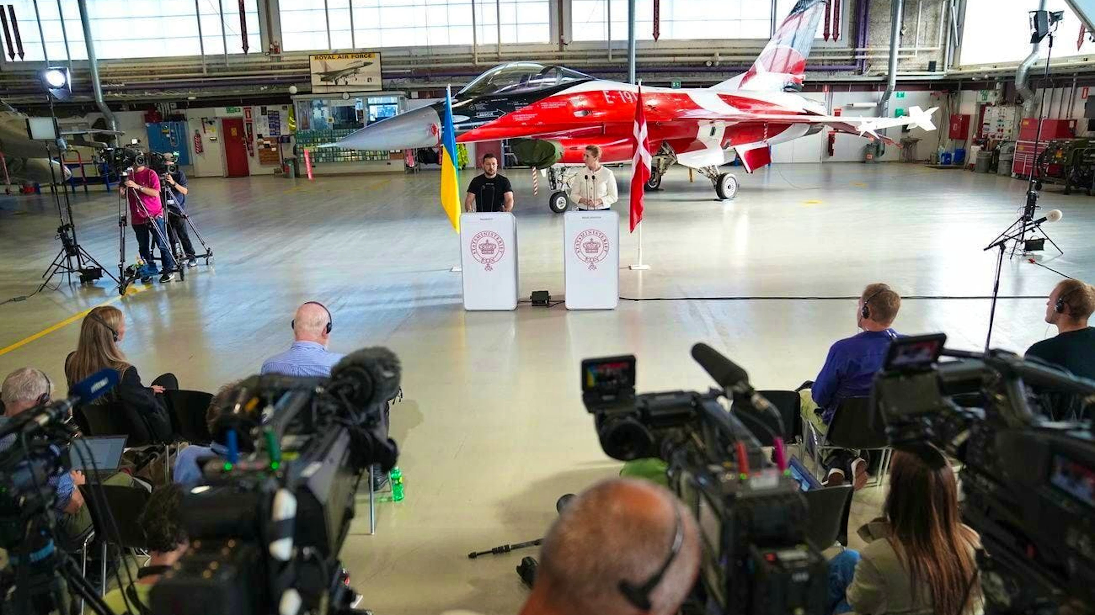 Il primo ministro danese Mette Frederiksen (a destra) consegna simbolicamente i jet F-16 per l'Ucraina a Volodymyr Zelensky nella base aerea di Skrydstrup il 20 agosto 2023. Skrydstrup si trova a 45 chilometri dal confine con la Germania.