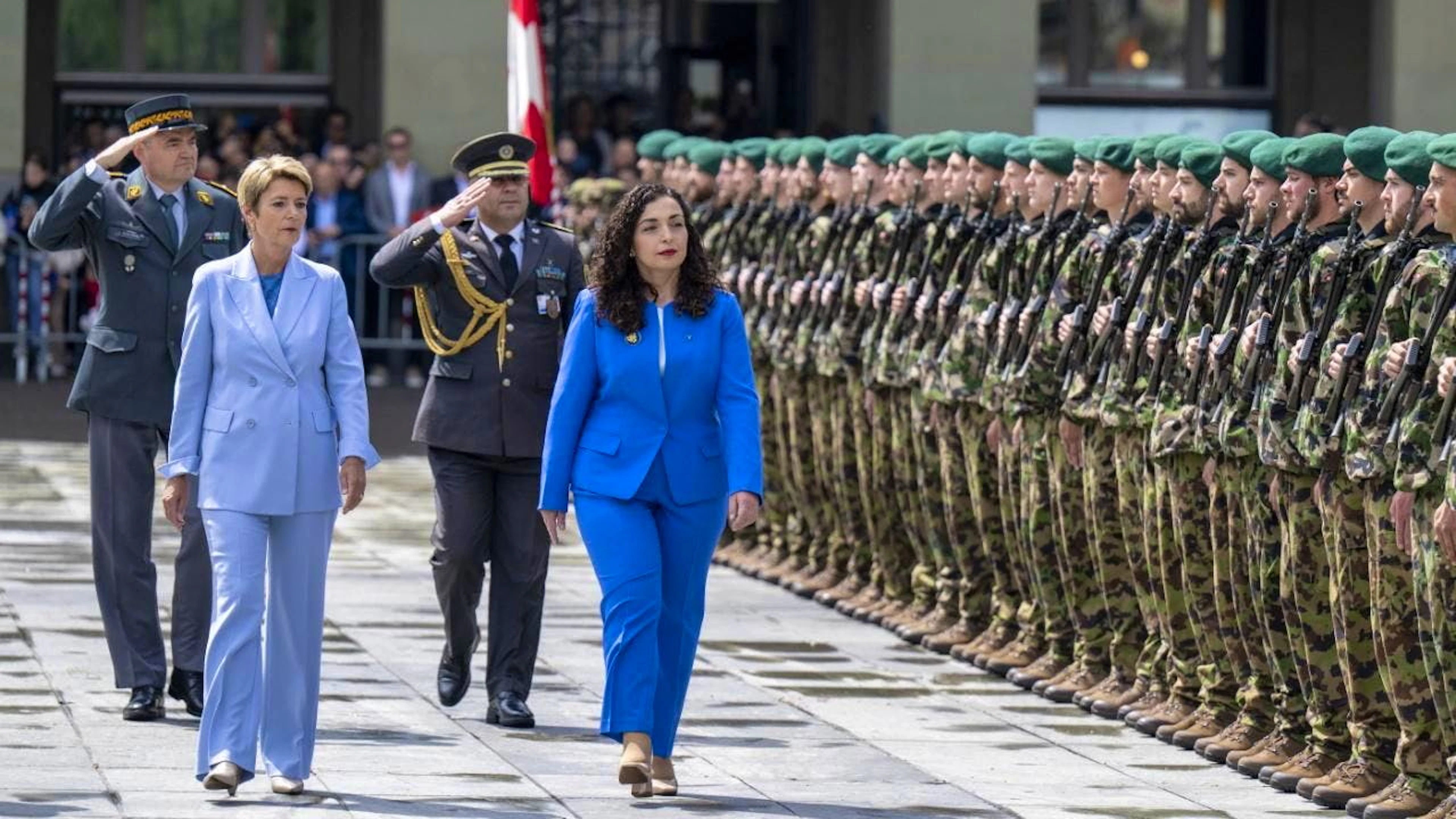 La présidente kosovare Vjosa Osmani Sadriu (à droite) a été reçue à Berne avec les honneurs militaires, par la présidente de la Confédération Karin Keller-Sutter (à gauche) et le Conseil fédéral in corpore.