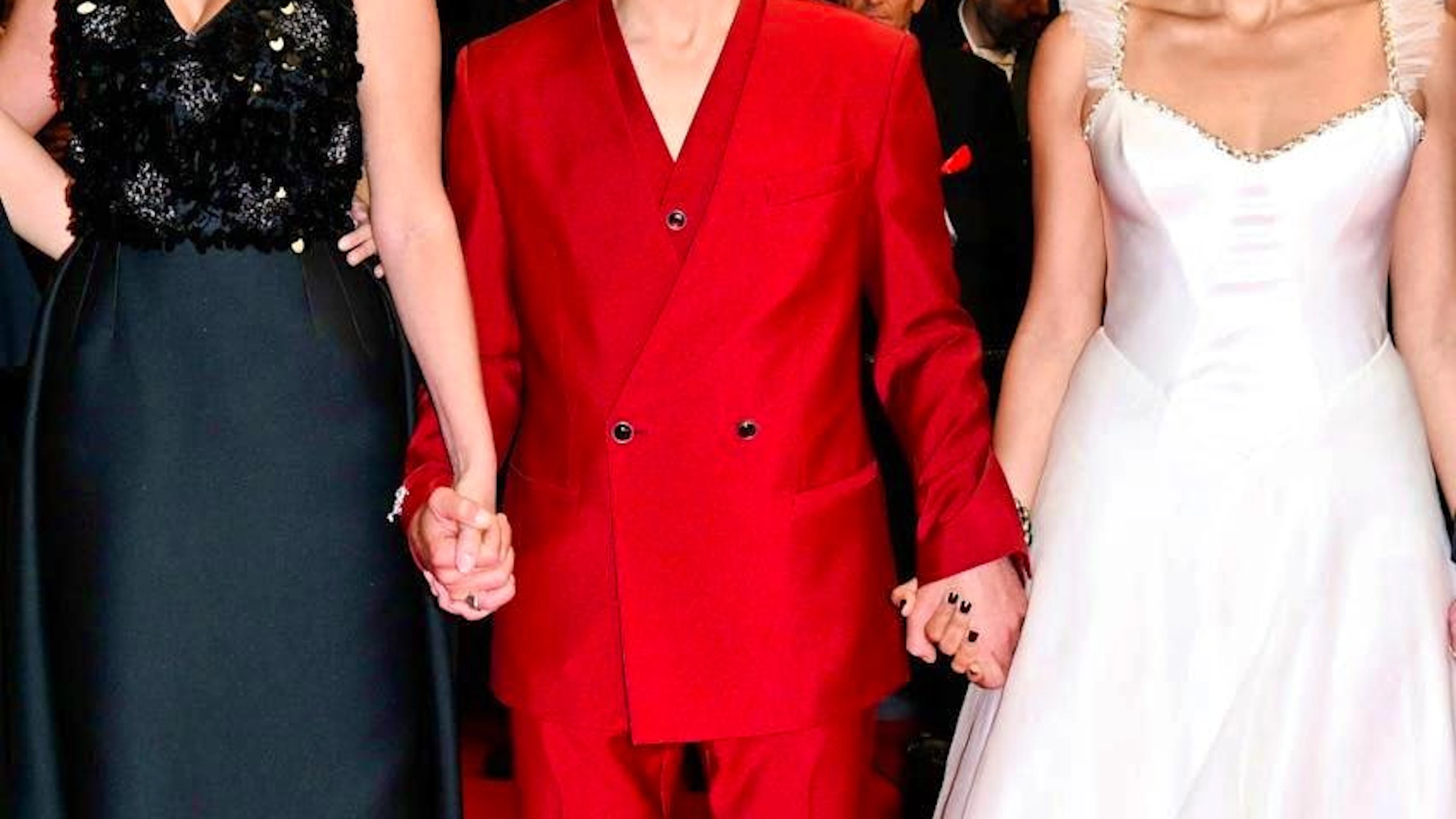 This time it's not the lady, but the man in red - a little spice from Taher Rahim.