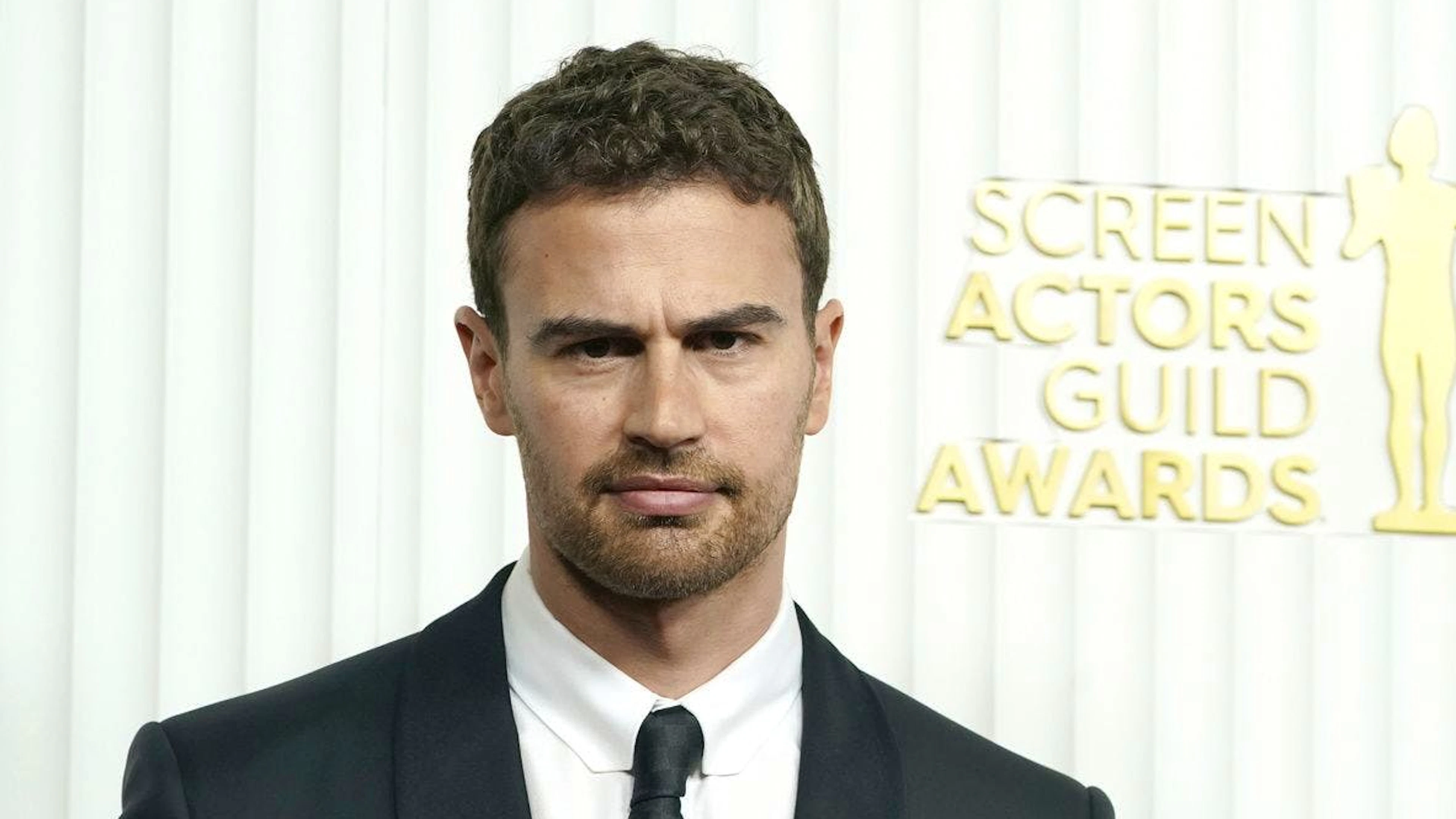 Der britische Schauspieler Theo James ist bekannt aus der «Die Bestimmung – Divergent»-Reihe und der HBO-Serie «The White Lotus».