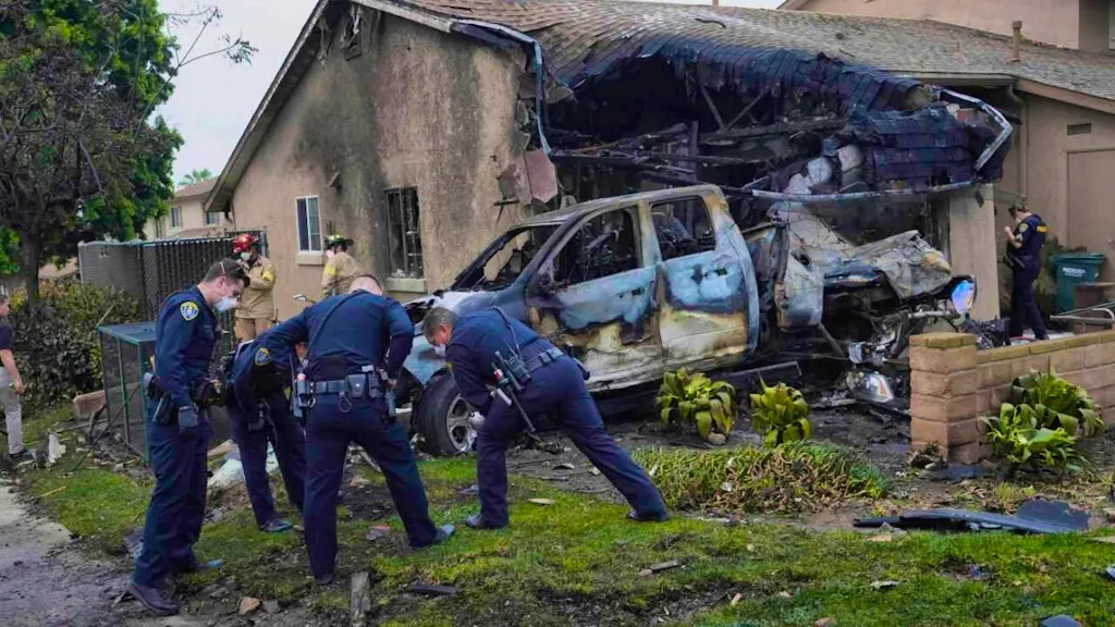 USA: Small plane crashes into residential area in San Diego