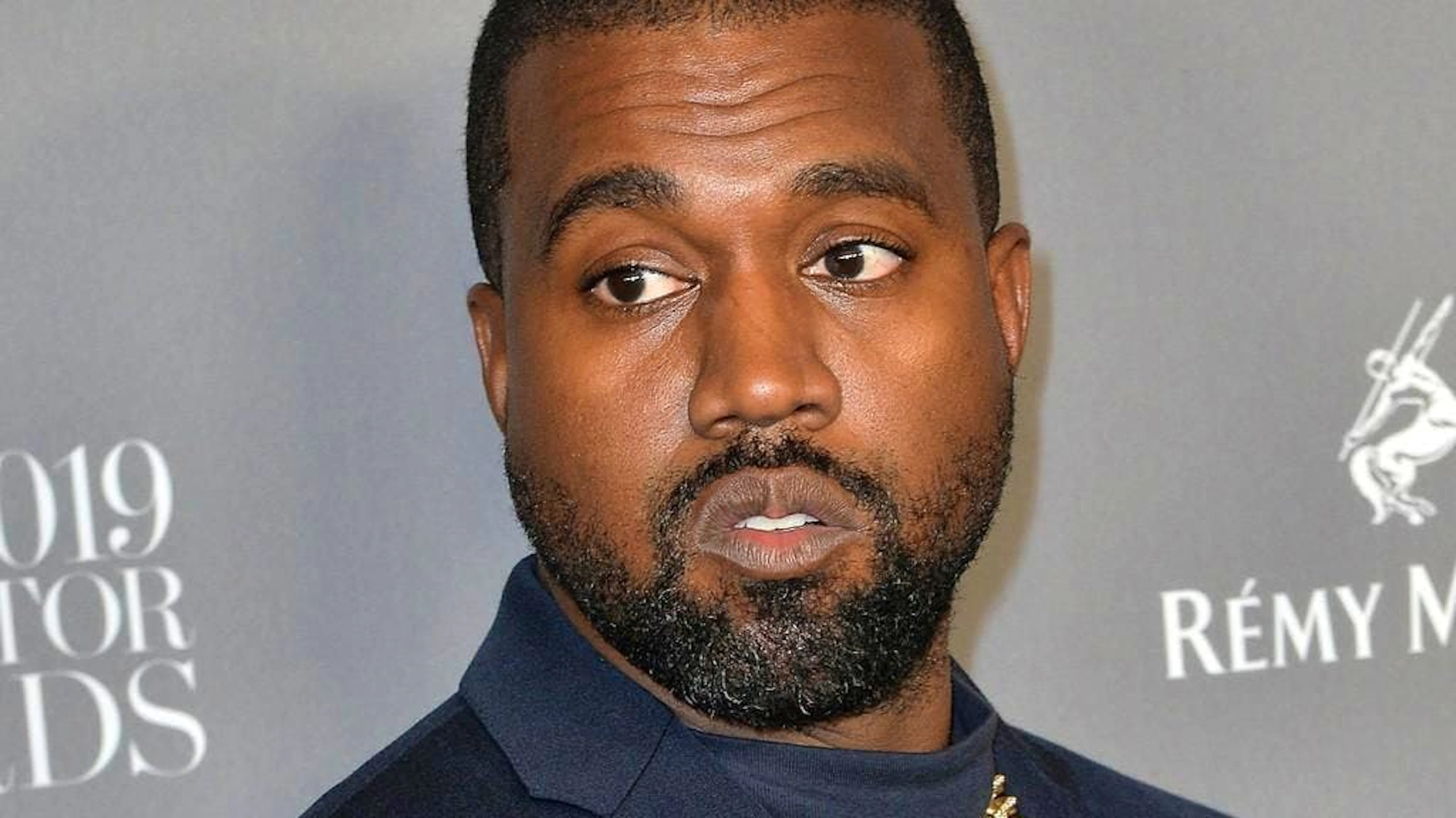 Kanye West a présenté ses excuses après avoir suscité l'indignation avec des commentaires et actes antisémites.