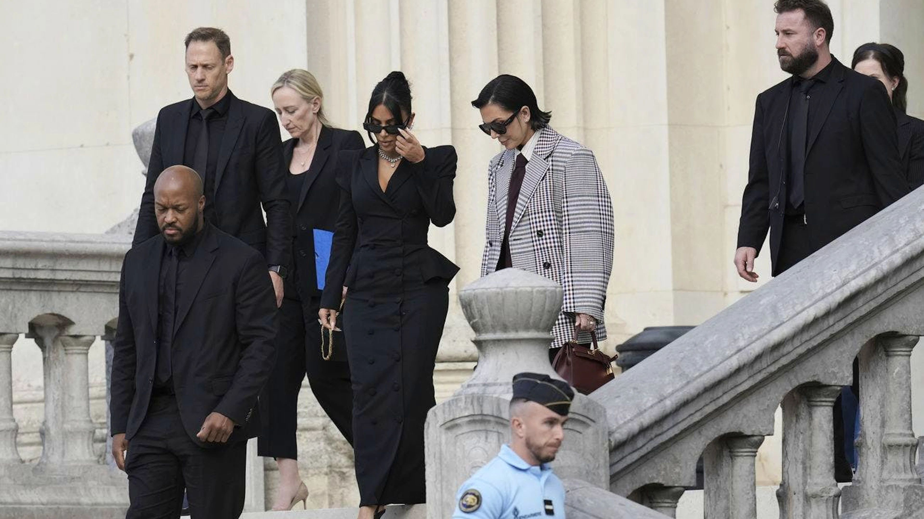 Kim Kardashian accompagnée de sa mère Kris Jenner quitte le palais de justice après avoir témoigné sur le vol de millions de dollars de bijoux dans sa chambre d'hôtel à Paris en 2016.