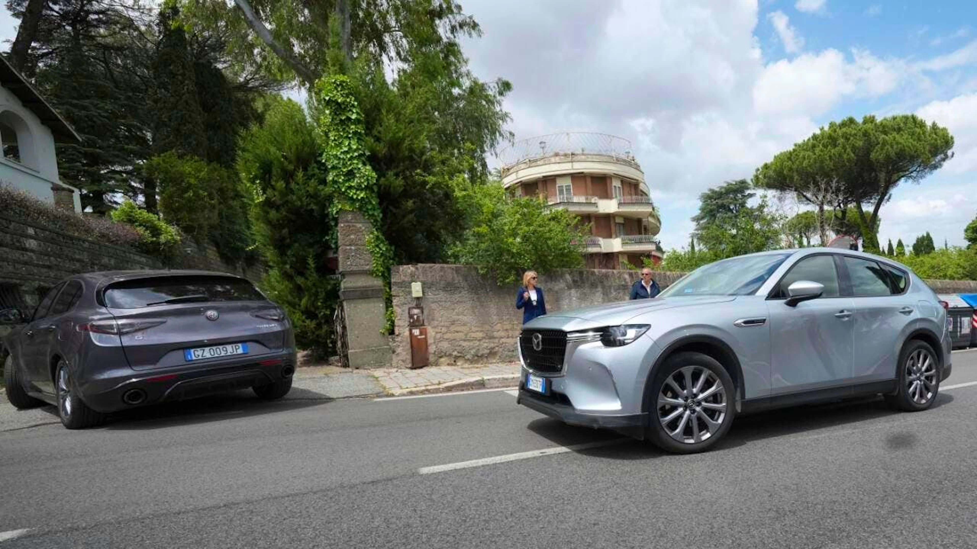 Delegierte kommen in der omanischen Botschaft in Rom an, nachdem sie ein Treffen hinter verschlossenen Türen zwischen iranischen und US-amerikanischen Delegationen abgehalten haben, bei dem es um das iranische Atomprogramm ging. Foto: Andrew Medichini/AP/dpa