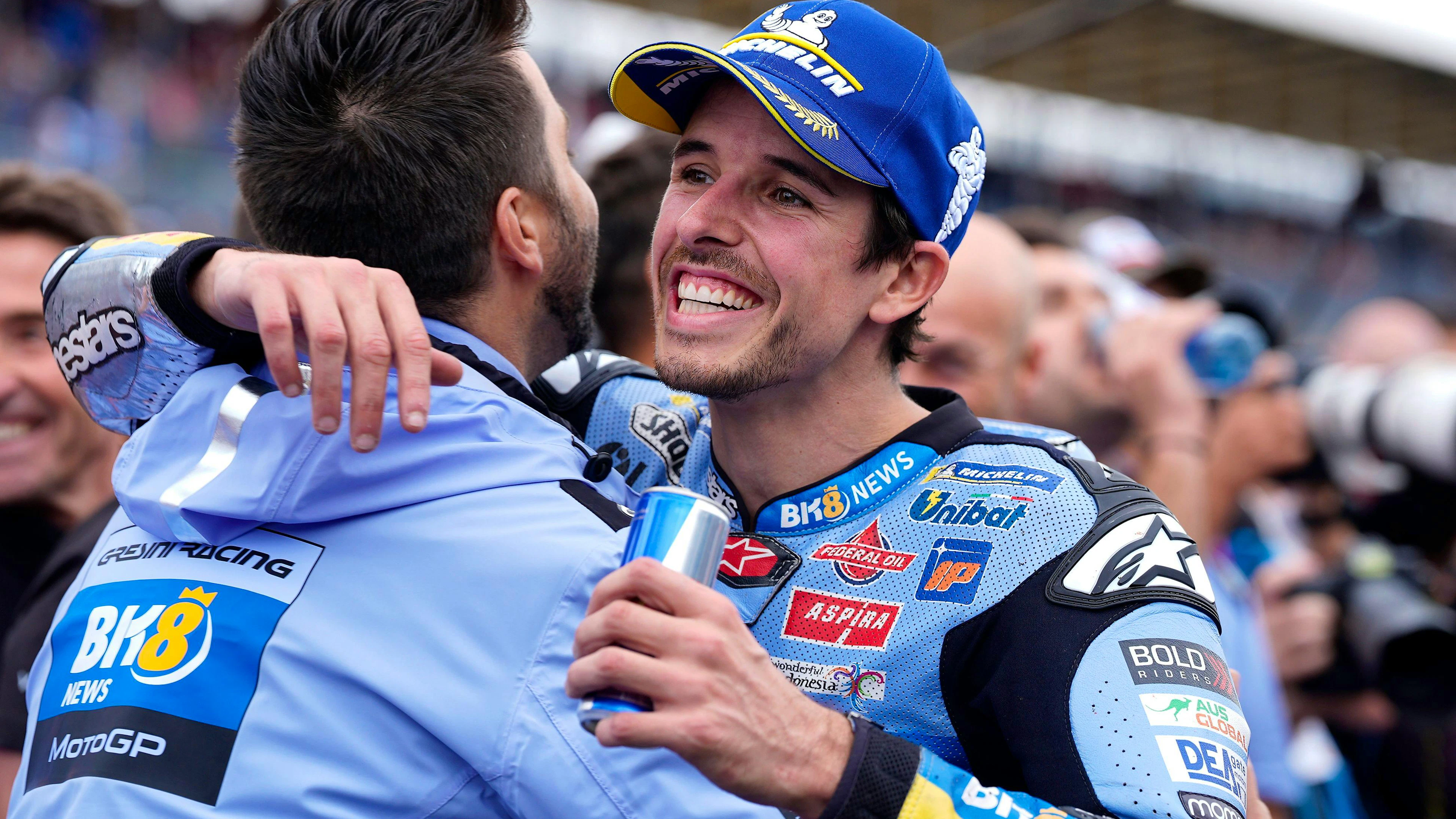 Alex Marquez célébrant sa victoire.