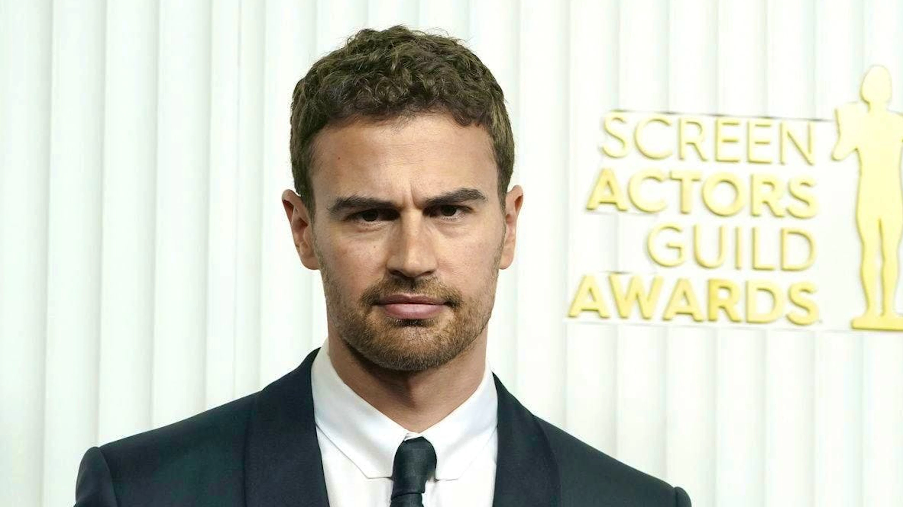 British actor Theo James is known from the "Divergent" series and the HBO series "The White Lotus".