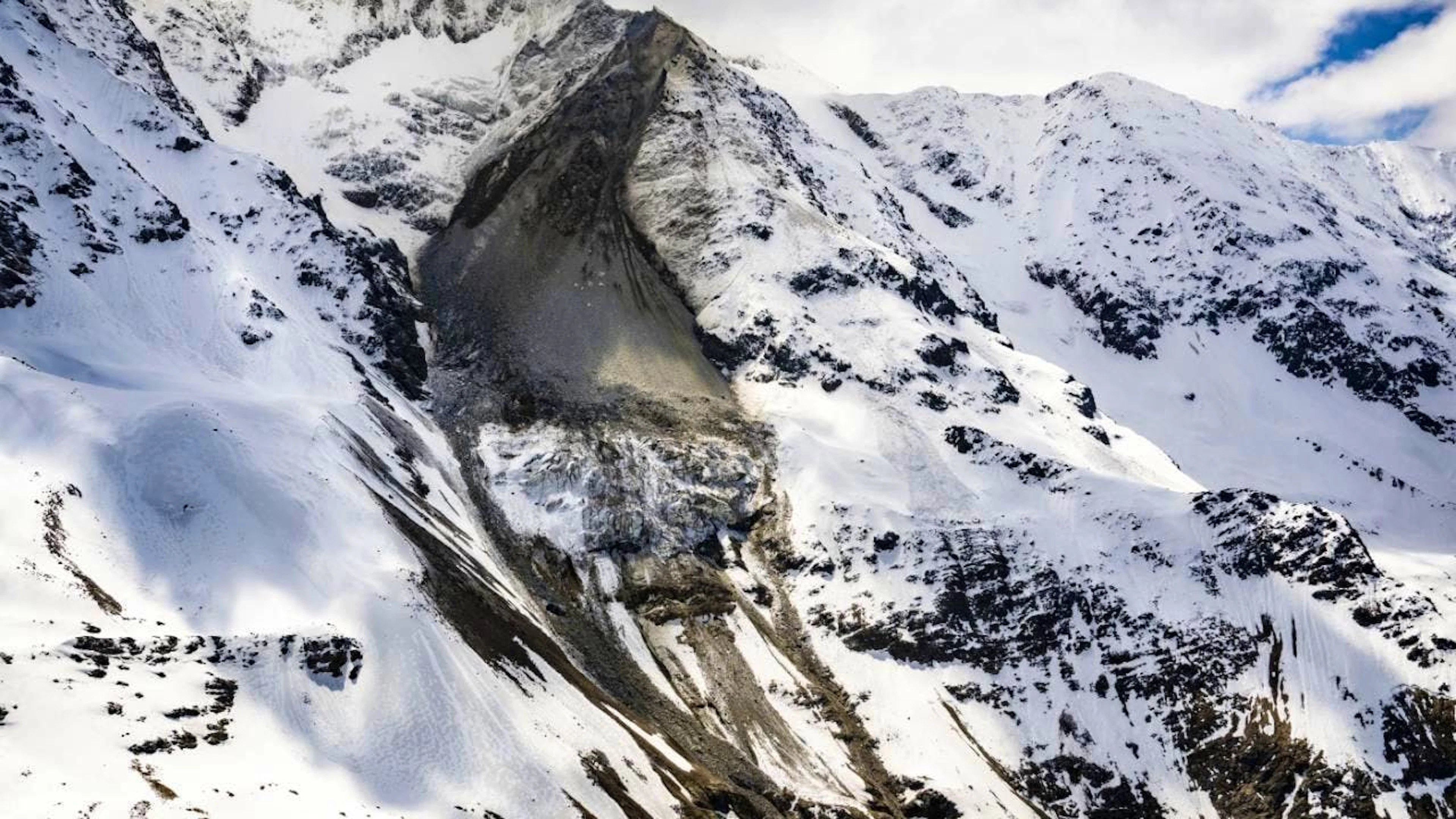 Das Kleine Nesthorn fällt seit mehreren Tagen auf den Birchgletscher herunter. Das Schuttgewicht drückt den Gletscher nach vorn. Er droht abzubrechen und ins Lötschental zu stürzen. (Archivbild)