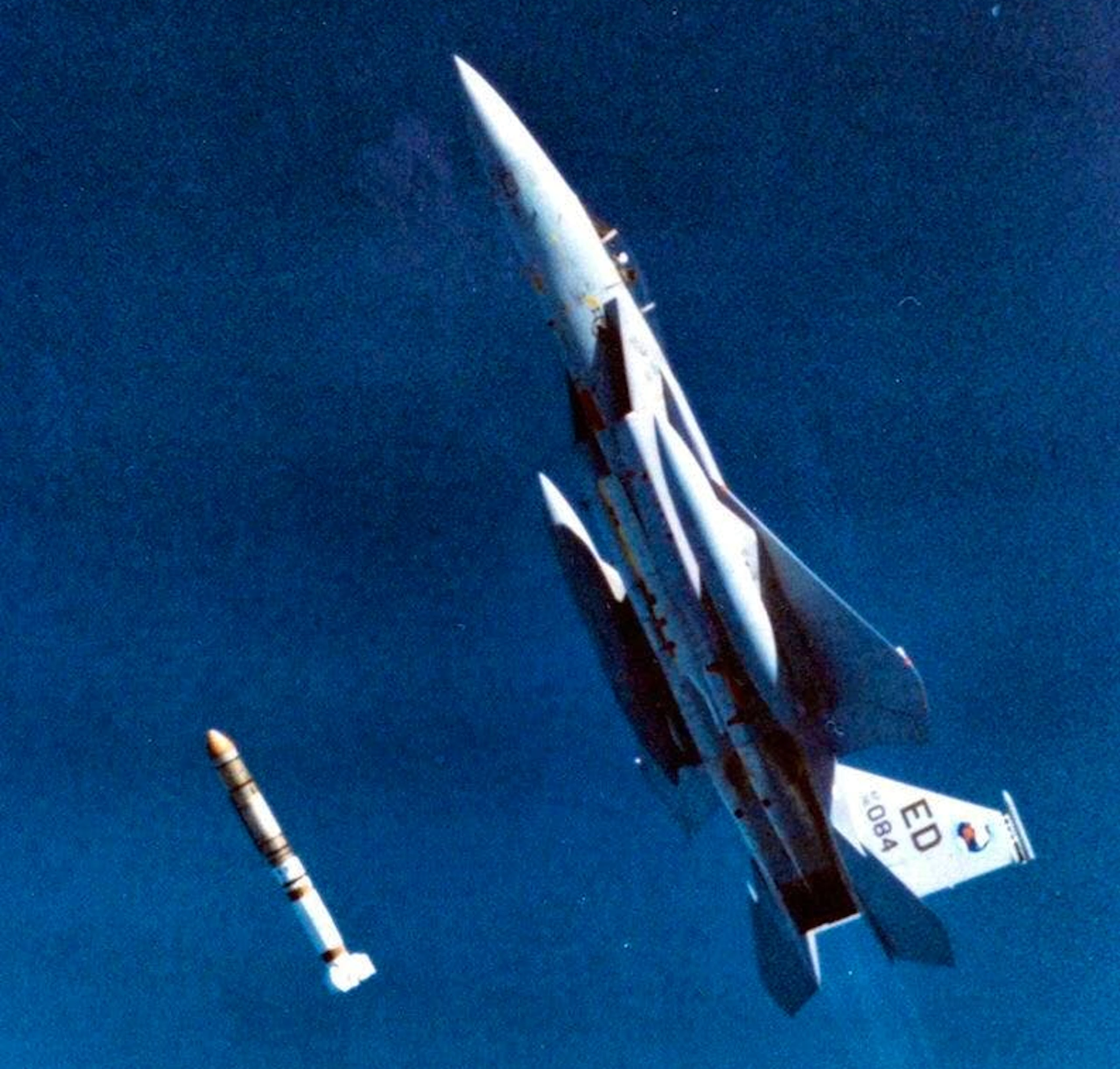 Le 13 septembre 1985, un F-15 de l'US Air Force effectue le premier et unique test américain d'un missile anti-satellite : Il détruit le satellite hors d'usage P78-1.