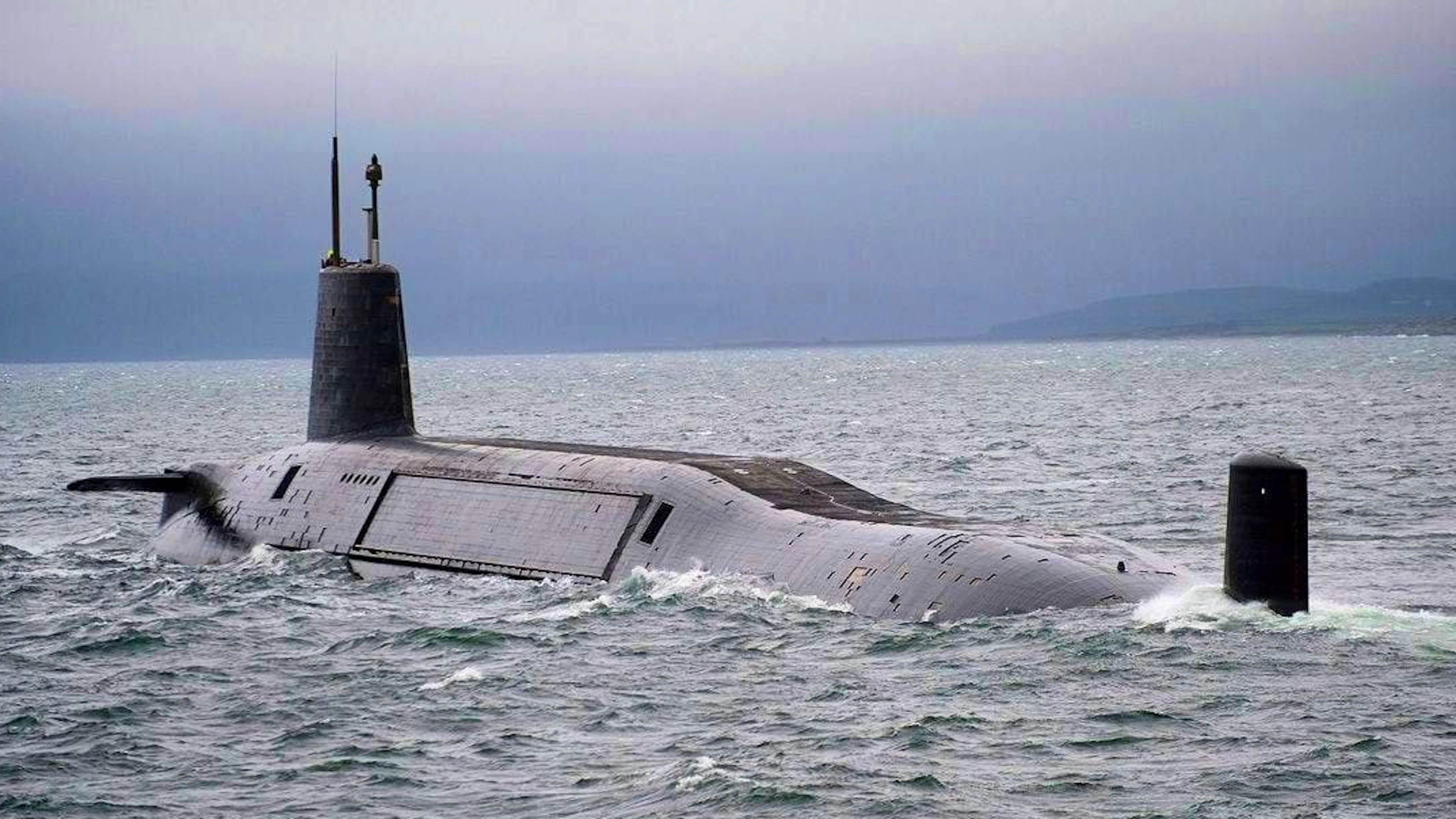 Si un pays ne possède "que" des armes nucléaires terrestres, le risque d'une attaque d'une autre puissance nucléaire augmente. Seule la capacité de deuxième frappe rend la dissuasion parfaite - si donc une attaque contre la nation de sous-marins pourrait être vengée par des missiles intercontinentaux. Sur la photo, le HMS Vanguard britannique.