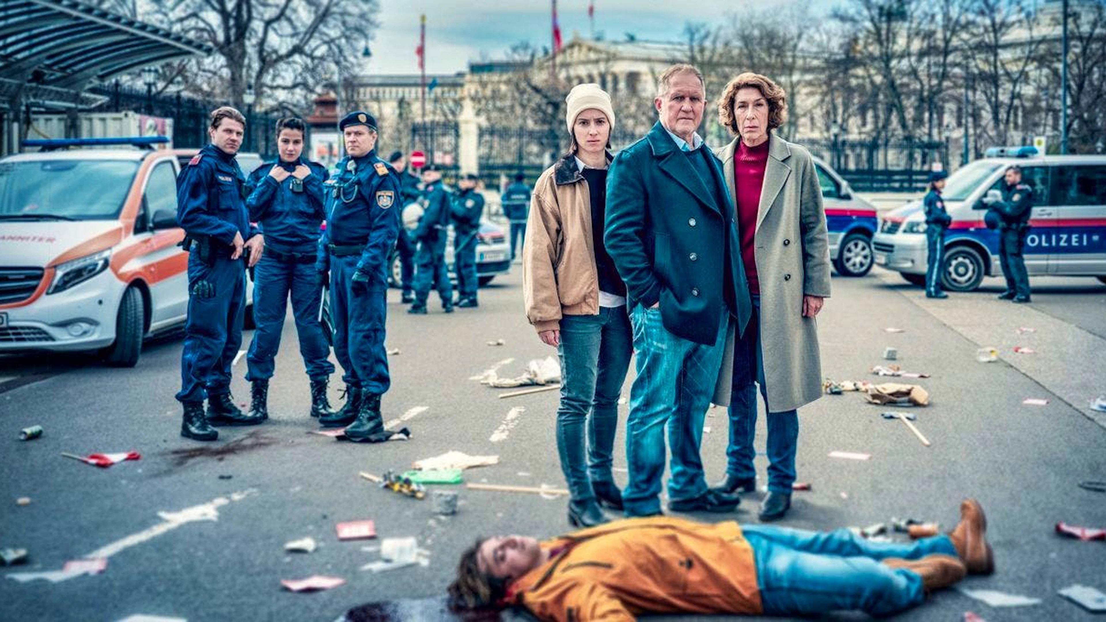 In Wien herrscht Strassenkampf, ein Demonstrant ist ums Leben gekommen. Es ermitteln im «Tatort: Wir sind nicht zu fassen» (von links): Christina Scherrer als Meret Schande, Harald Krassnitzer als Moritz Eisner und Adele Neuhauser als Bibi Fellner.
