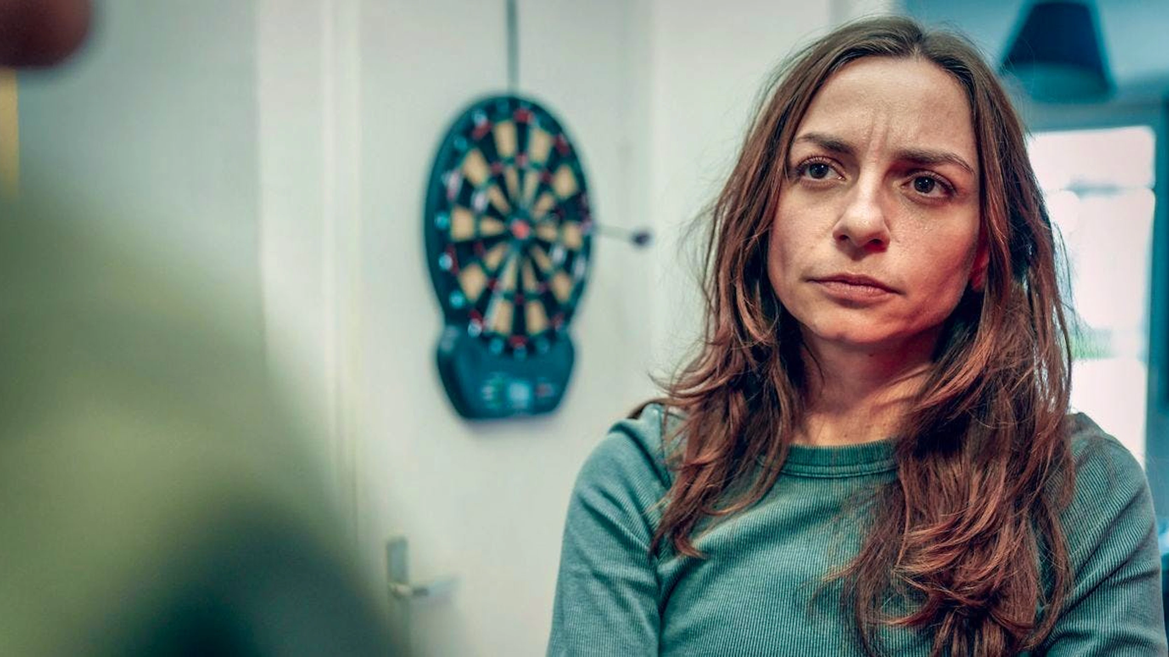 Jessica Plattner (Julia Edtmeier) ist eine notorische Systemkritikerin und provokanter Dauergast bei den Wiener Demos. Doch hat sie auch etwas mit dem Todesfall während einer Demonstration zu tun?