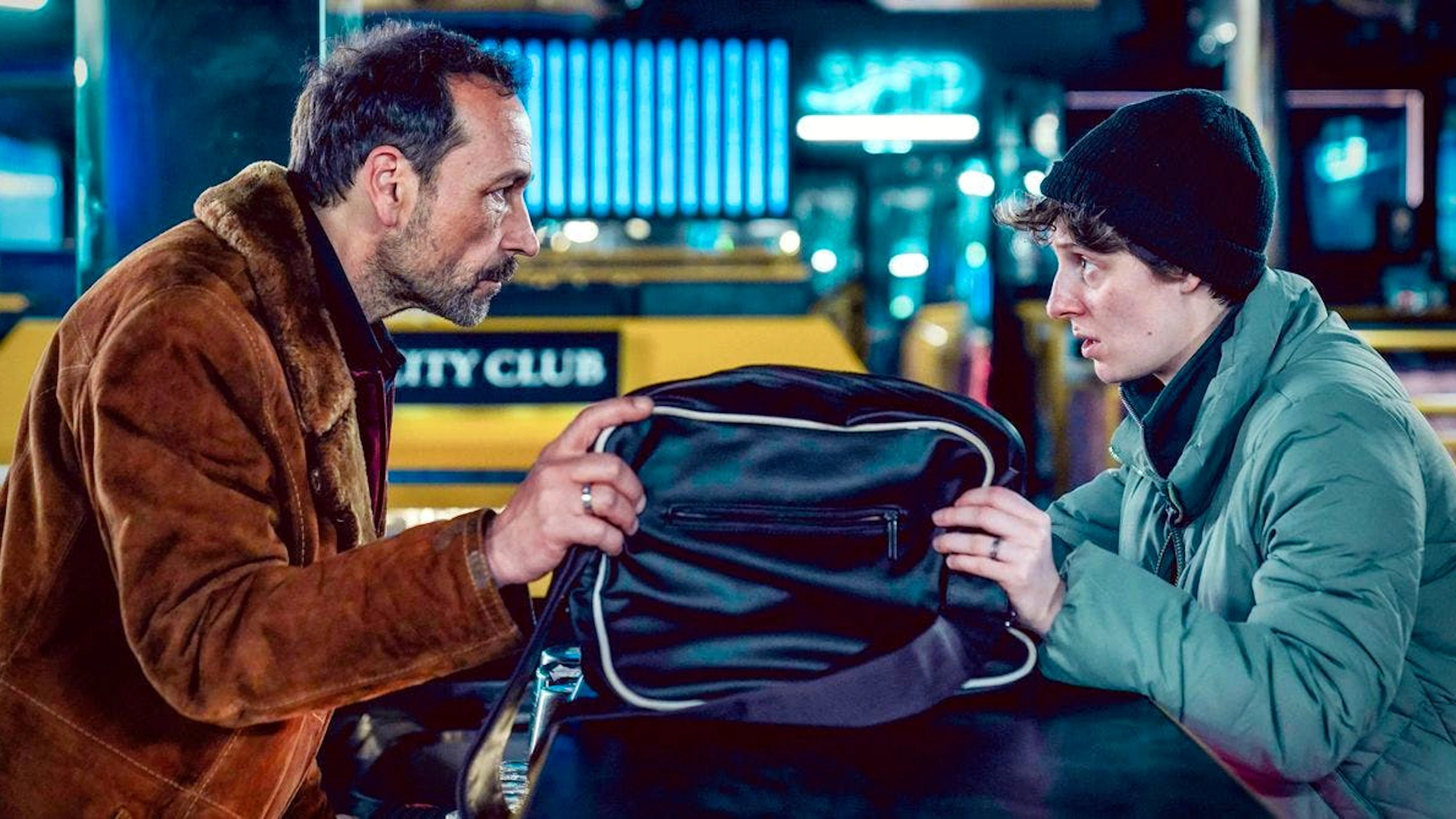 Heiko Tauber (Gerald Votava) und Aktivistin Katja Ralko (Julia Windischbauer) tauschen eine Tasche aus. Für welche Ziele arbeiten die Demonstranten in Wien?