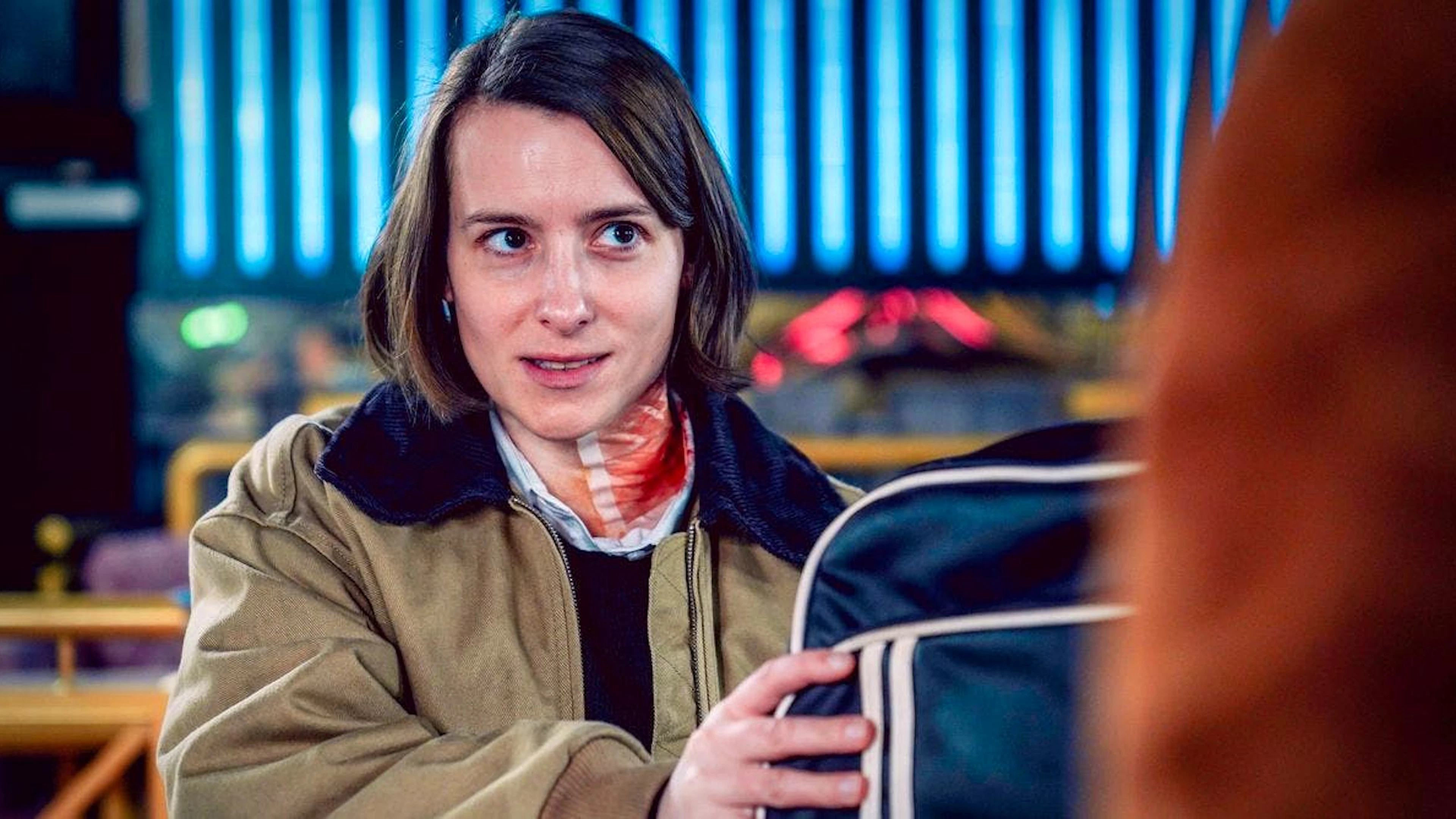 Meret Schande (Christina Scherrer) ist verletzt und gehört eigentlich ins Krankenhaus oder zumindest nach Hause. Doch das Wiener Ermittlungsfieber lässt auch sie nicht kalt. Sie muss einfach weiterarbeiten ...