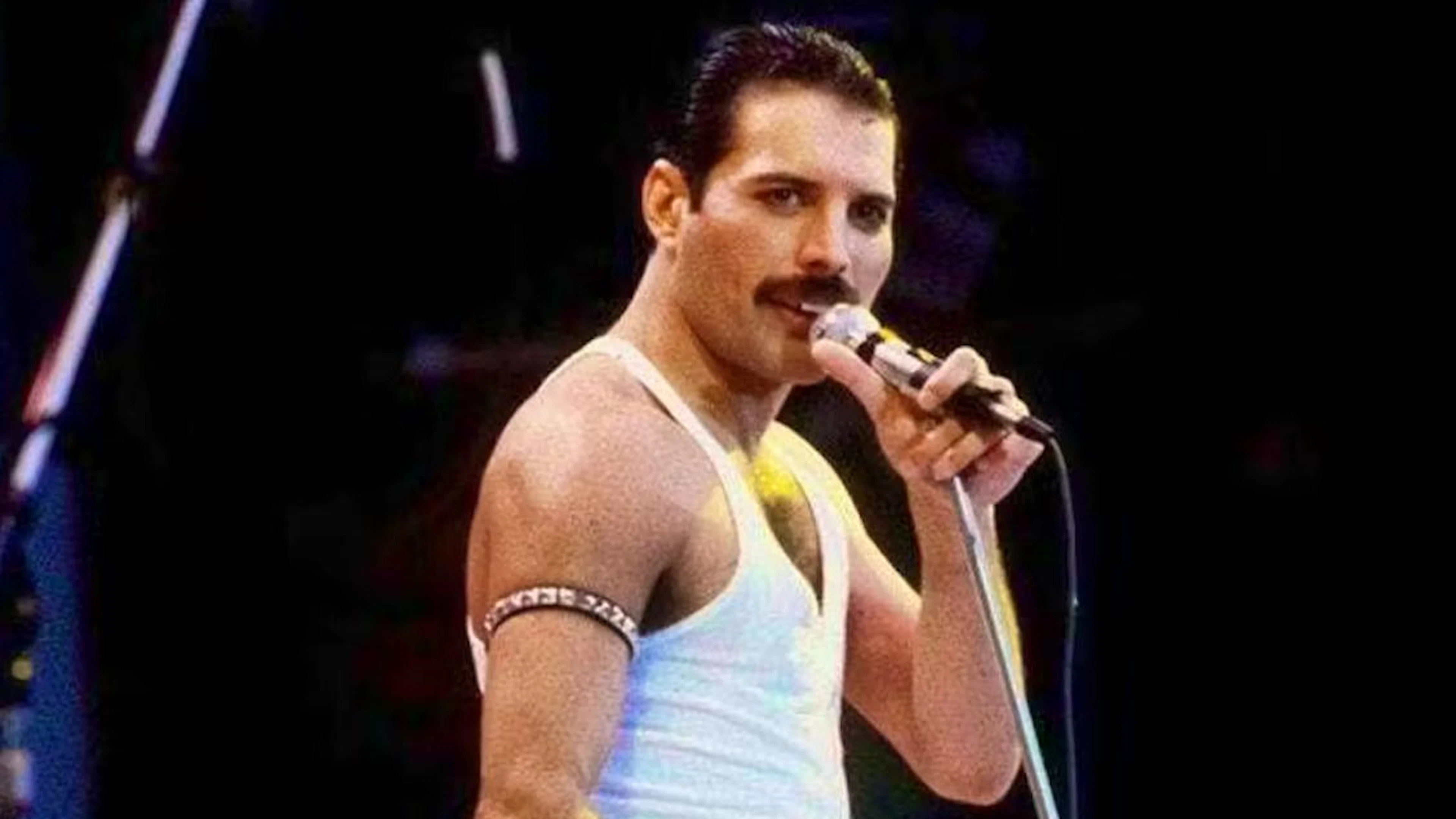 Freddie Mercury, leader du groupe Queen, sur une photo de 1985.