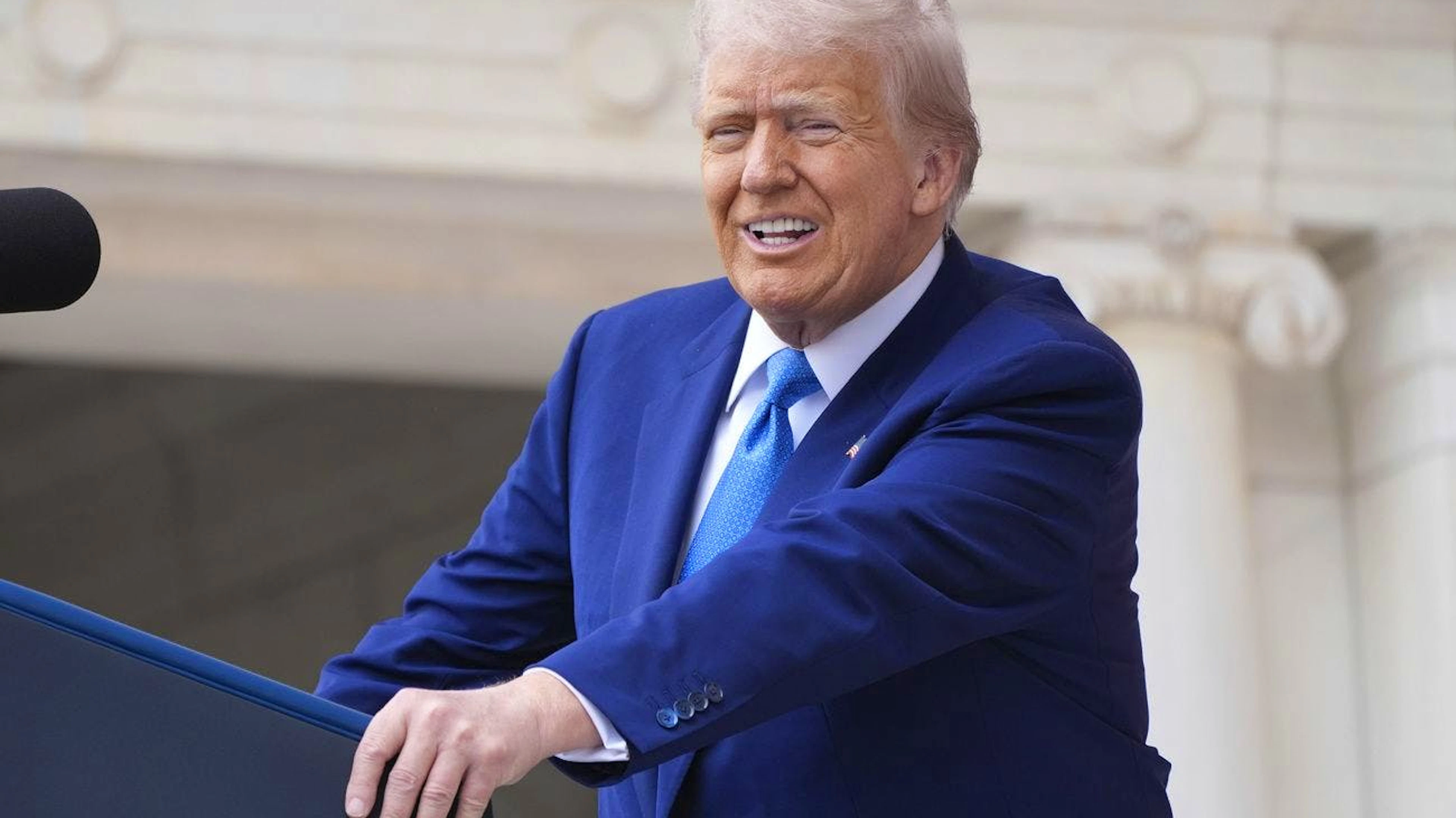 Le président Donald Trump s'exprime lors de la 157e cérémonie nationale du Memorial Day au cimetière national d'Arlington, le lundi 26 mai 2025, à Arlington, en Virginie.