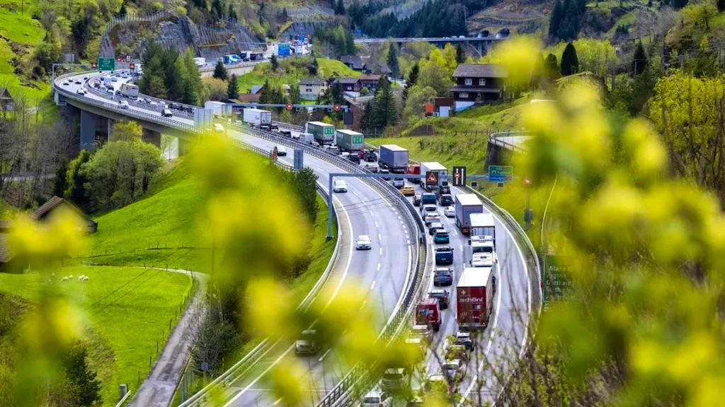 Ten kilometers of traffic jam in front of the Gotthard north portal