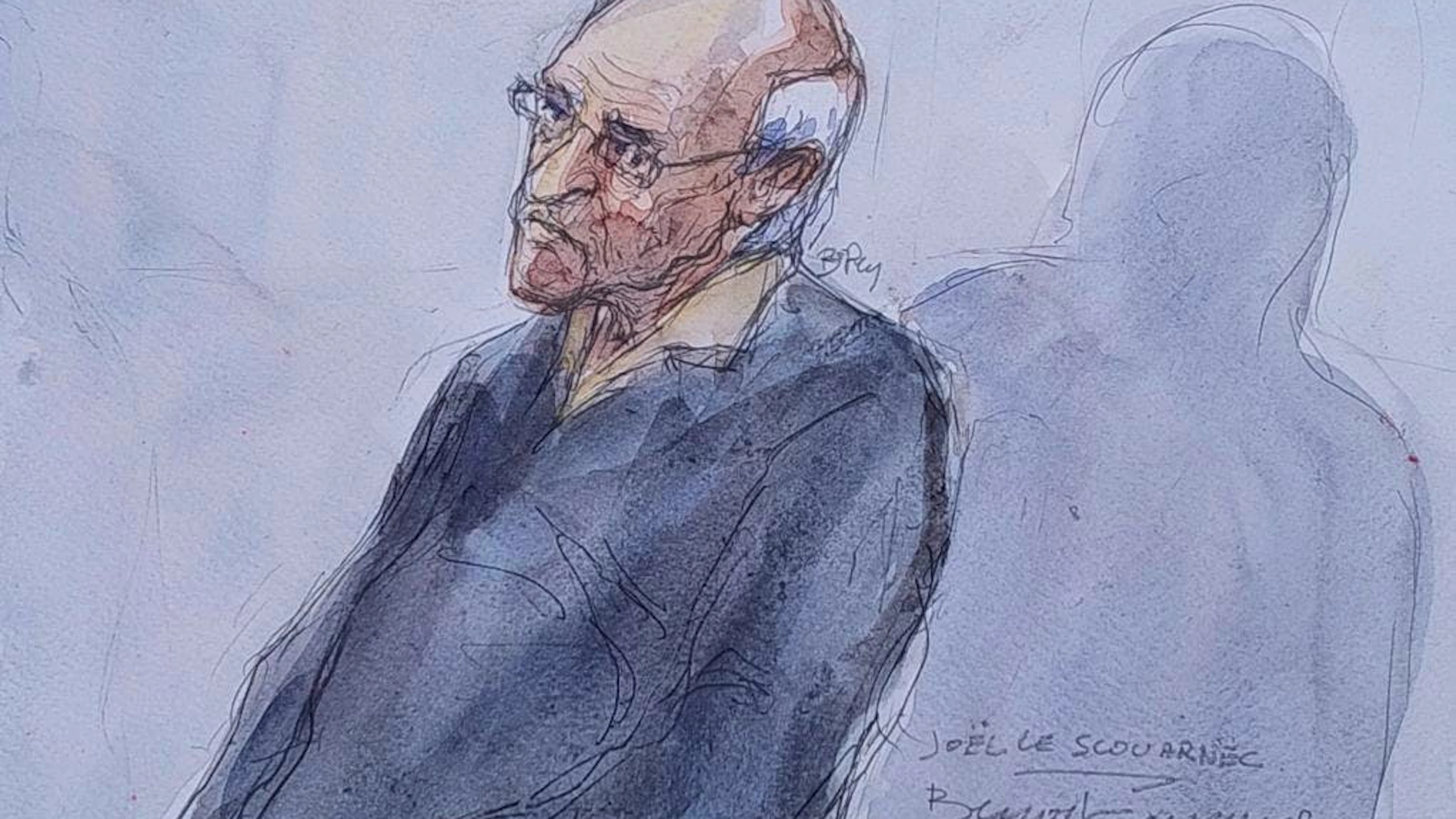 Ce croquis réalisé le 23 mai 2025 montre l'accusé, le chirurgien français à la retraite Joël Le Scouarnec, écoutant l'audience de son procès pour viols et agressions sexuelles sur 299 anciennes patientes, au palais de justice de Vannes, dans l'ouest de la France, le 23 mai 2025.