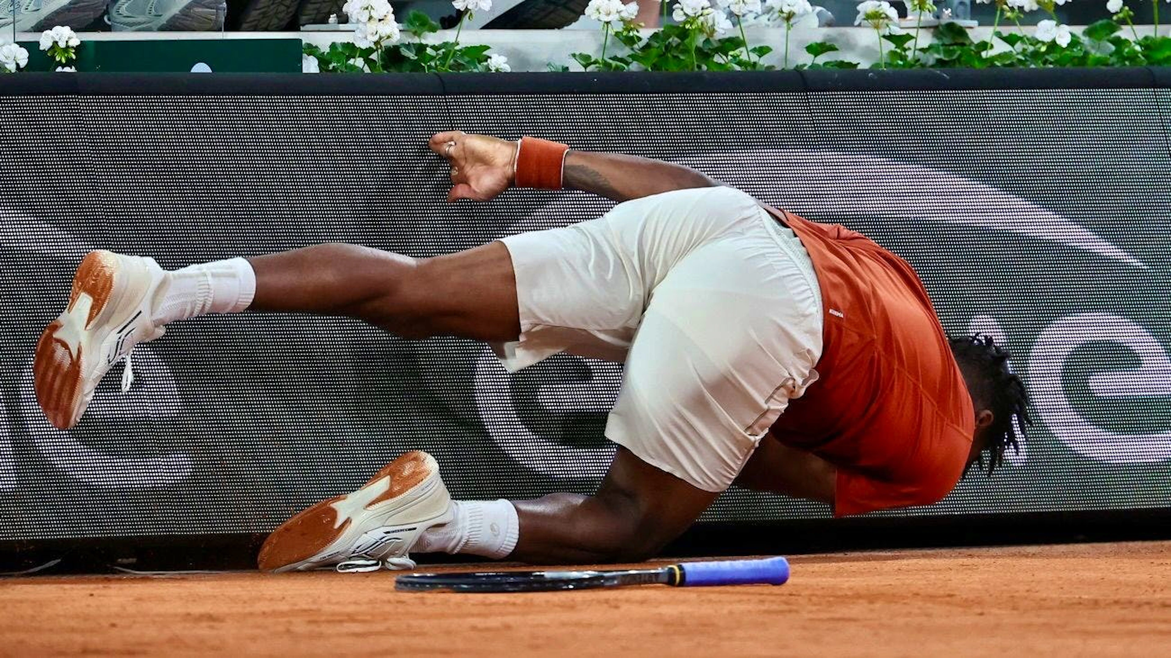 Gaël Monfils a craint pour son genou après avoir heurté un panneau publicitaire.