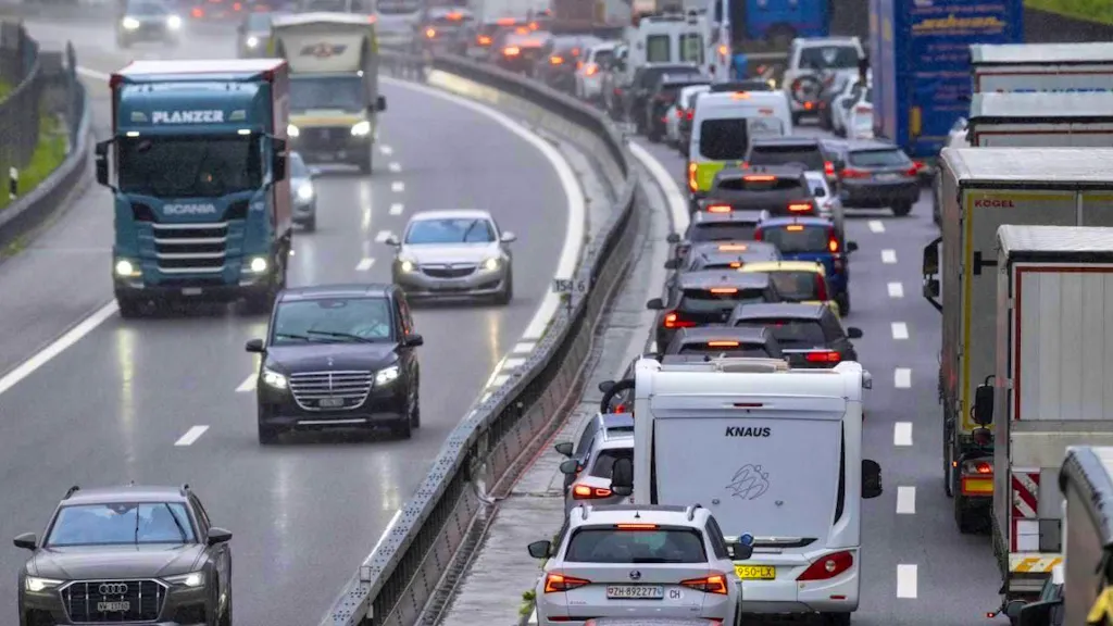 Eleven kilometers of traffic jam in front of the Gotthard on the ascent