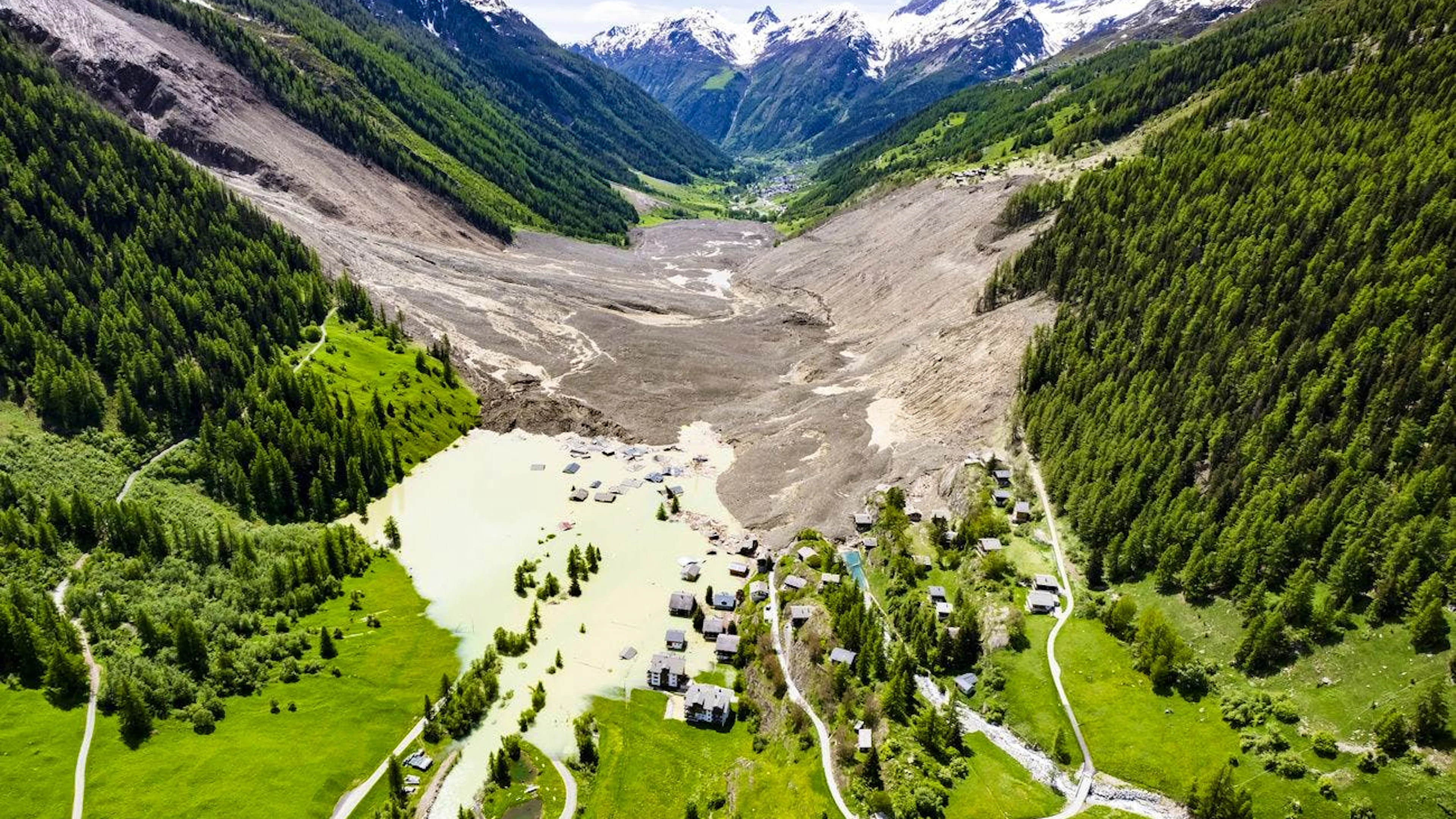 L’image de l’effondrement du glacier du Birch a fait progressivement le tour du monde.