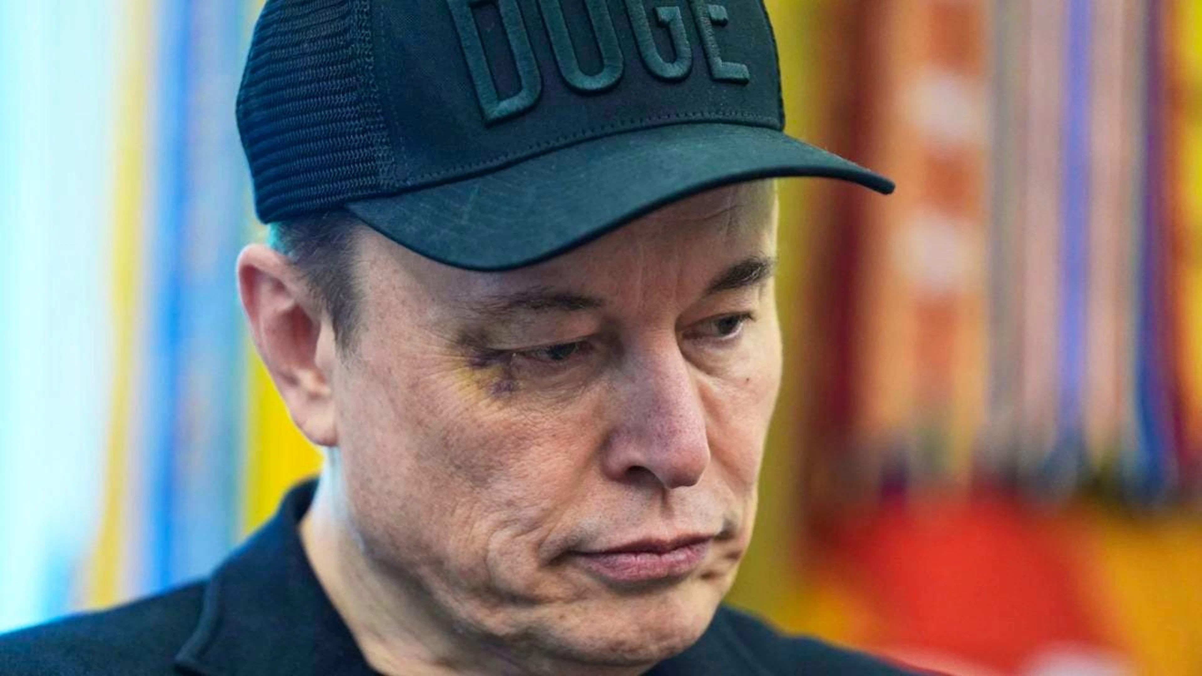 Elon Musk mit blauem Auge bei der Pressekonferenz mit US-Präsident Trump am Freitag im Weissen Haus.