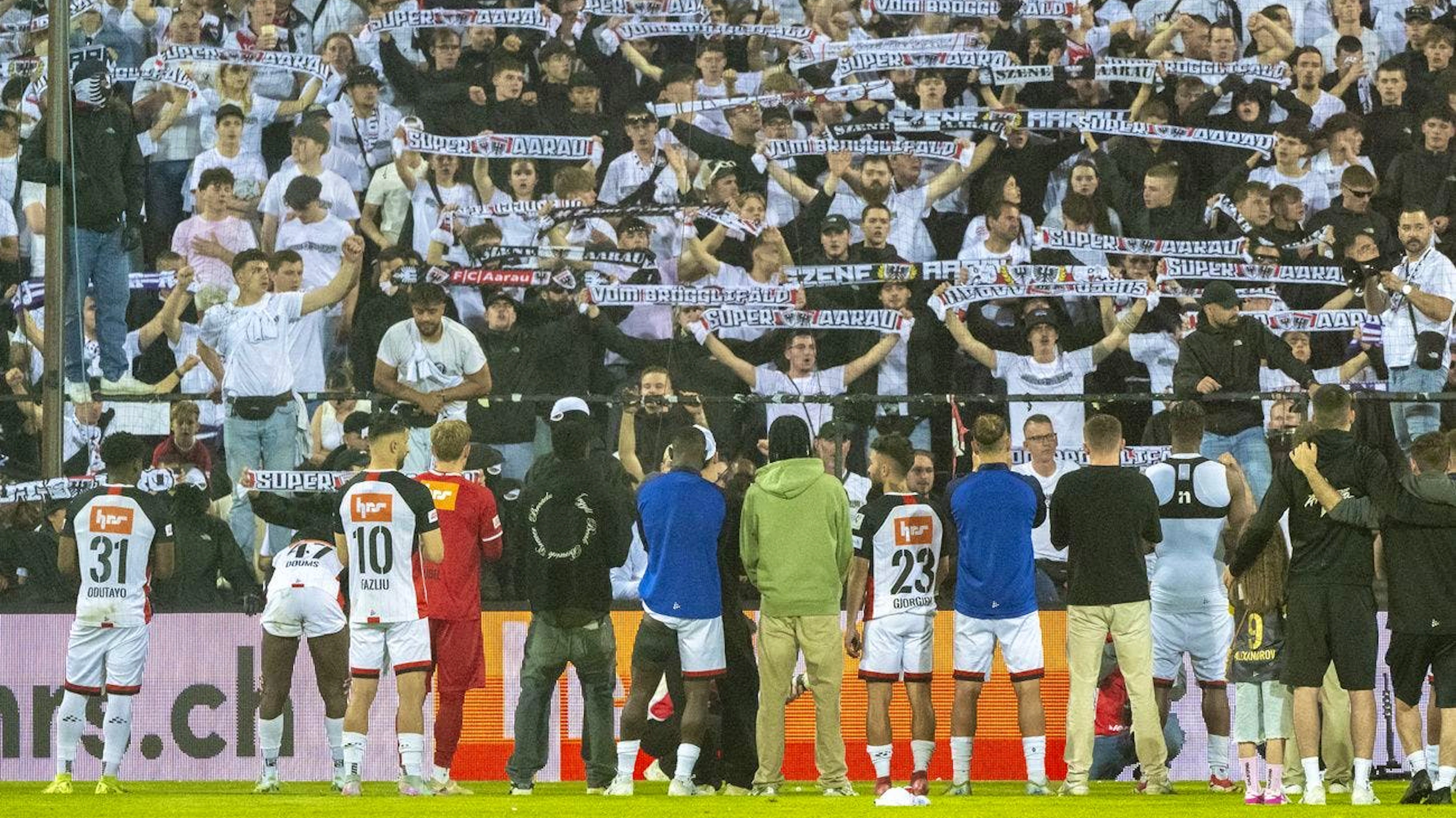 Die Aarau-Fans feiern ihre Mannschaft trotz des verpassten Aufstiegs.