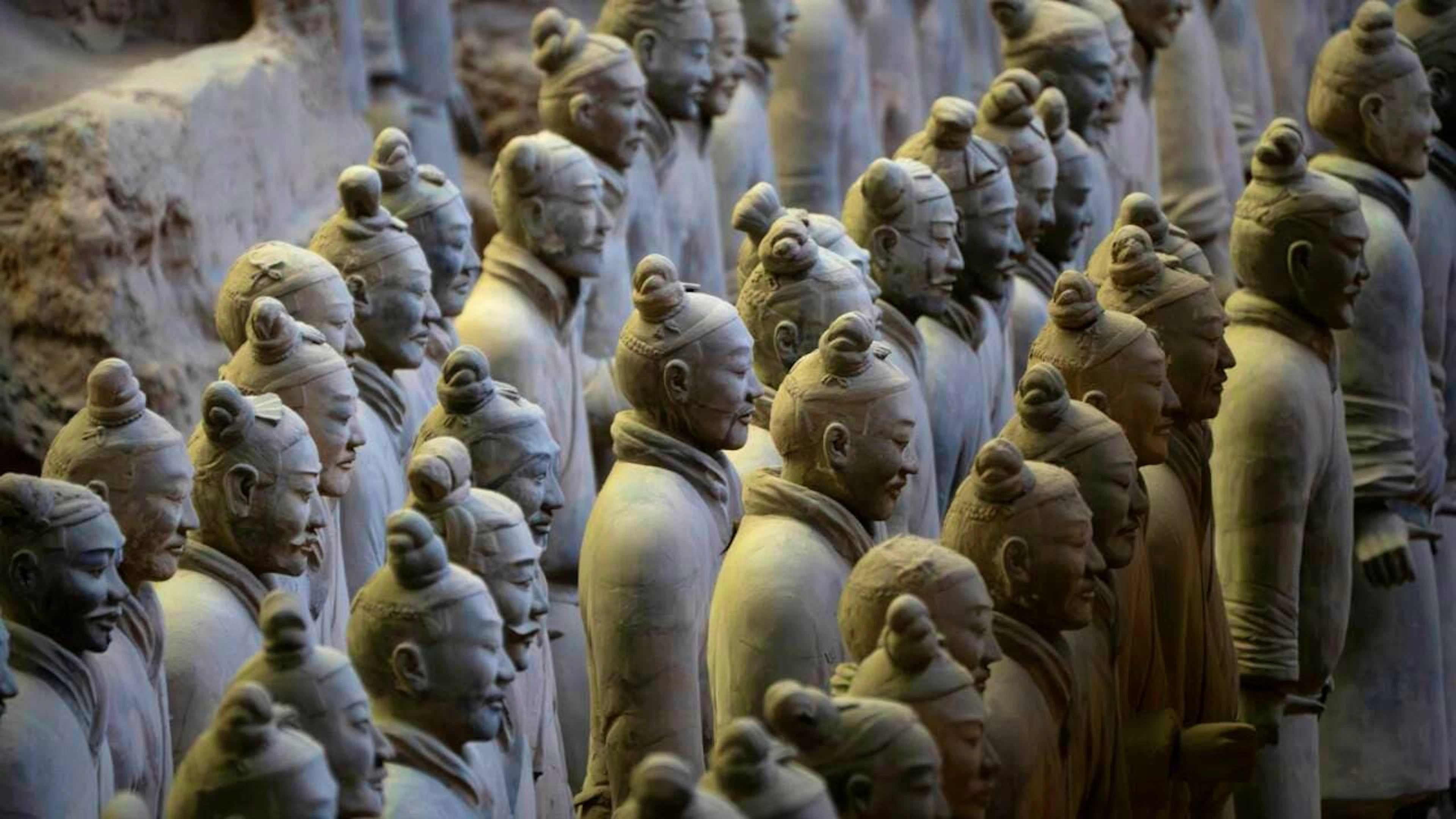 Deux "soldats" de l'empereur Qin ont été endommagés.