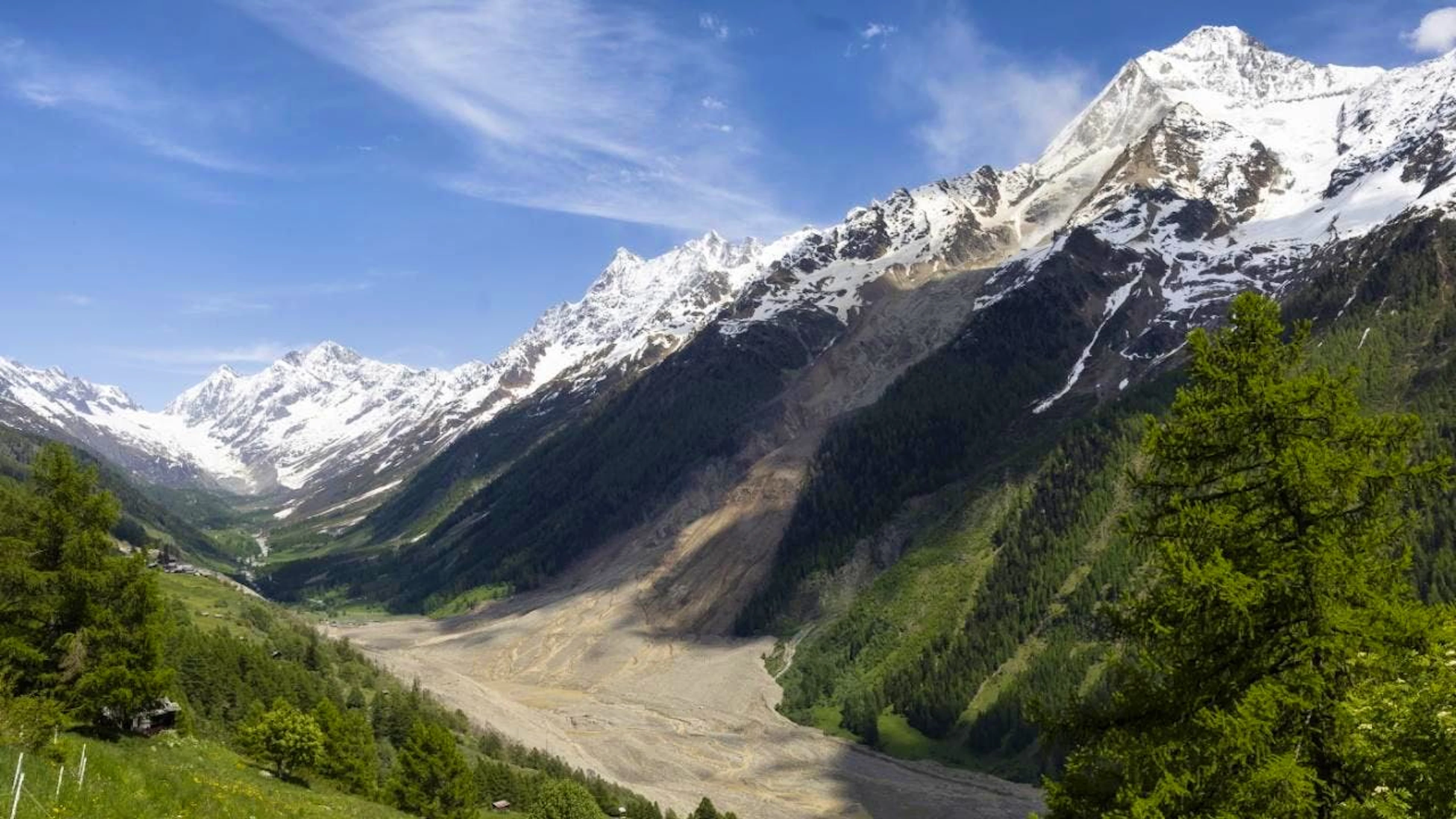 Quatre jours après la rupture du glacier, la montagne du Petit Nesthorn qui le surplombe demeure en mouvement.