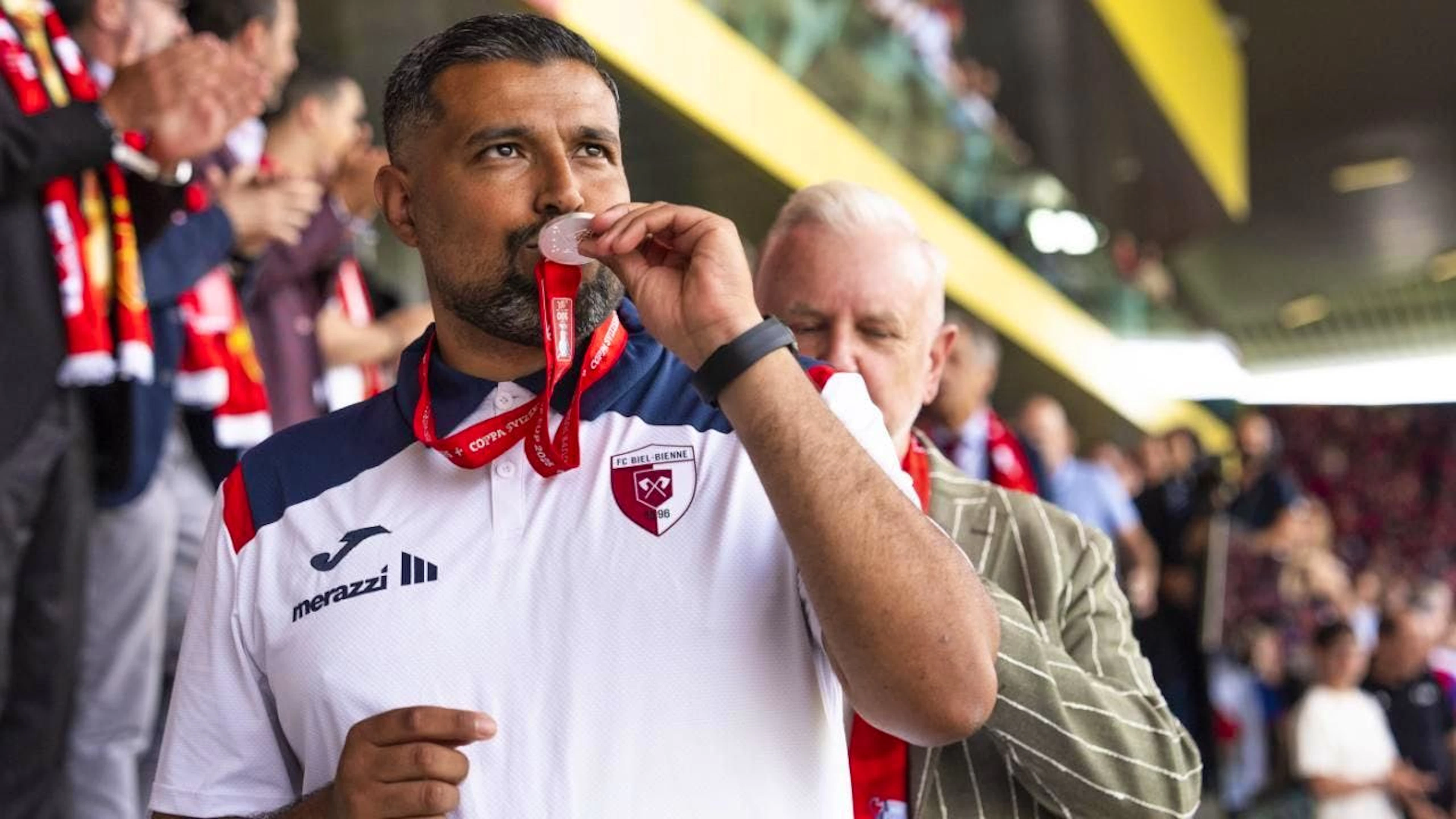 Biel-Trainer Samir Chaibeddra küsst die Silber-Medaille