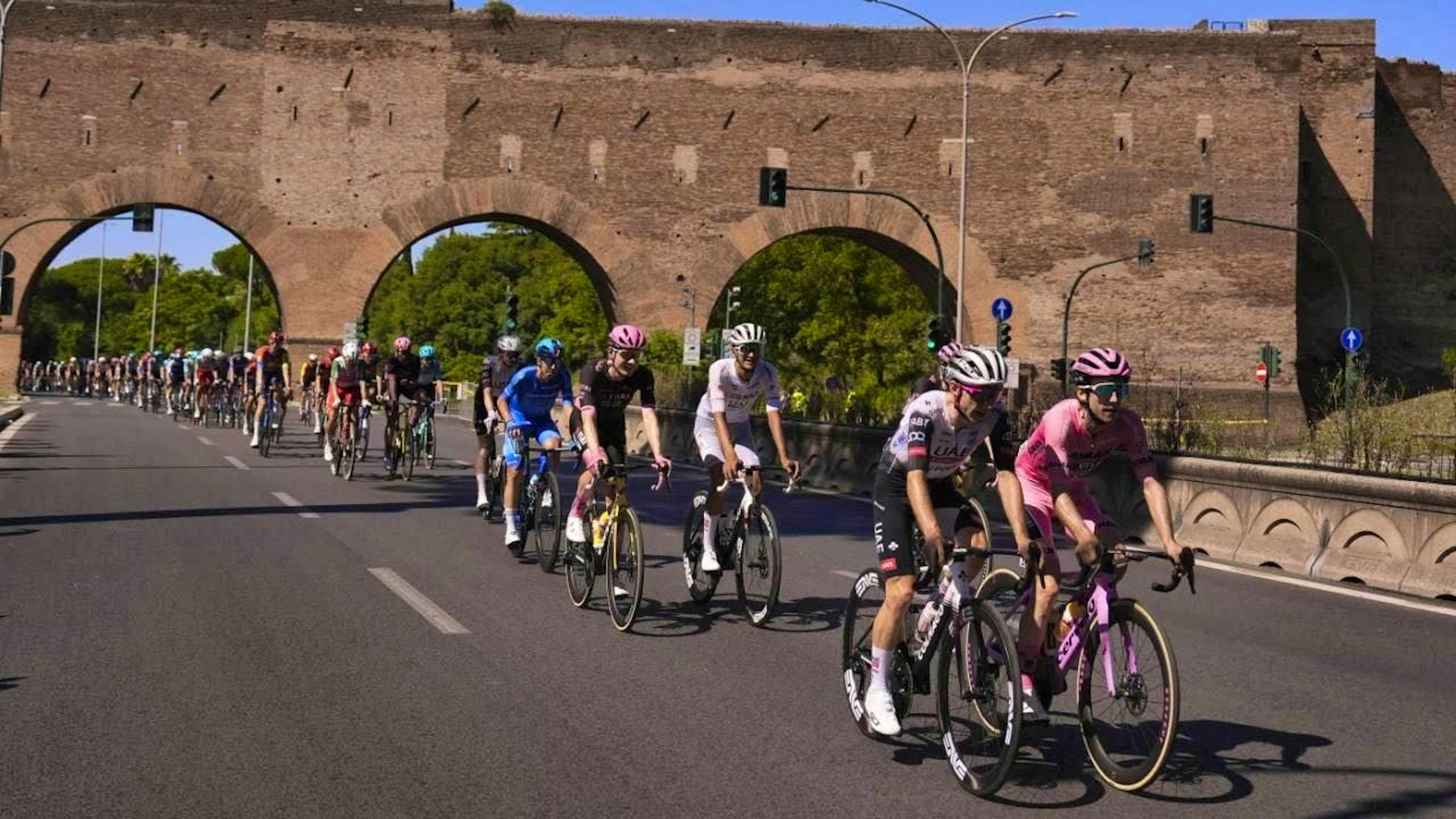 Simon Yates (right) brings the pink leader's jersey safely to the finish in Rome.